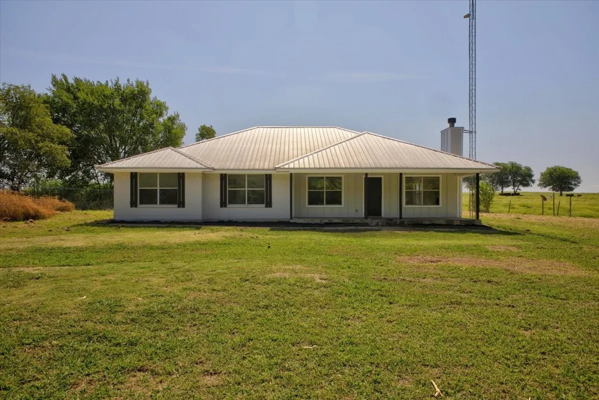 Single Family Residence For Sale in Hill County , 187 Private Road 416, Itasca, Texas 76055, 4 Bedroom, 2 Bathroom, Garage spaces, 1,862 Sqft, built in 2000, mls#21350681, Real Estate Agent in Itasca, Homes For Sale in Hill county, Homes For Sale in Itasca, Realtor in Itasca Texas, Real Estate Brokerage Independent Realty Texas, Luminita Cordes Realtor