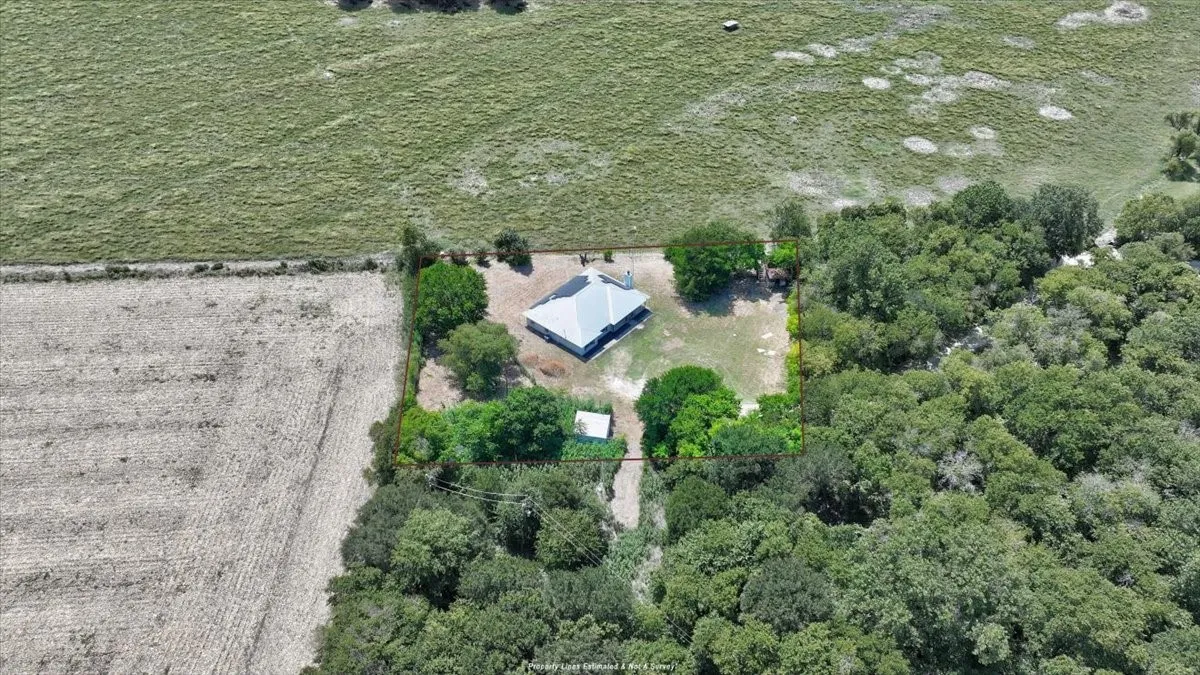 Single Family Residence For Sale in Hill County , 187 Private Road 416, Itasca, Texas 76055, 4 Bedroom, 2 Bathroom, Garage spaces, 1,862 Sqft, built in 2000, mls#21350681, Real Estate Agent in Itasca, Homes For Sale in Hill county, Homes For Sale in Itasca, Realtor in Itasca Texas, Real Estate Brokerage Independent Realty Texas, Luminita Cordes Realtor