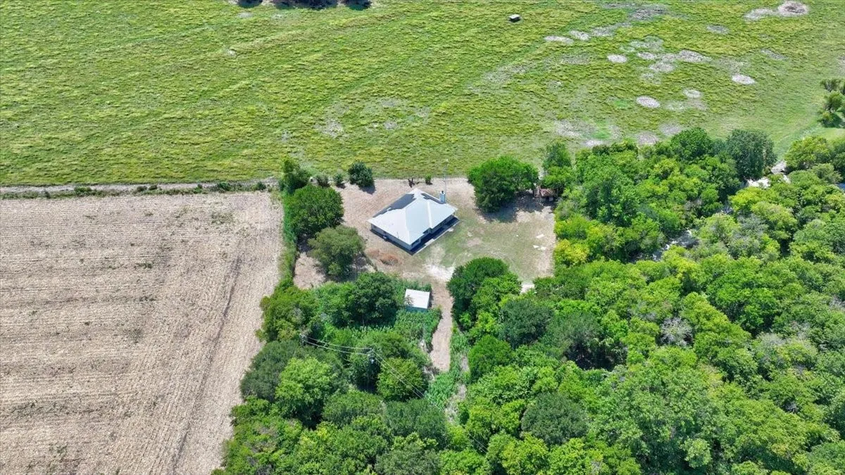 Single Family Residence For Sale in Hill County , 187 Private Road 416, Itasca, Texas 76055, 4 Bedroom, 2 Bathroom, Garage spaces, 1,862 Sqft, built in 2000, mls#21350681, Real Estate Agent in Itasca, Homes For Sale in Hill county, Homes For Sale in Itasca, Realtor in Itasca Texas, Real Estate Brokerage Independent Realty Texas, Luminita Cordes Realtor