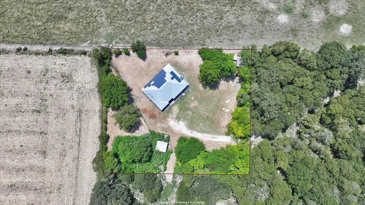 Single Family Residence For Sale in Hill County , 187 Private Road 416, Itasca, Texas 76055, 4 Bedroom, 2 Bathroom, Garage spaces, 1,862 Sqft, built in 2000, mls#21350681, Real Estate Agent in Itasca, Homes For Sale in Hill county, Homes For Sale in Itasca, Realtor in Itasca Texas, Real Estate Brokerage Independent Realty Texas, Luminita Cordes Realtor