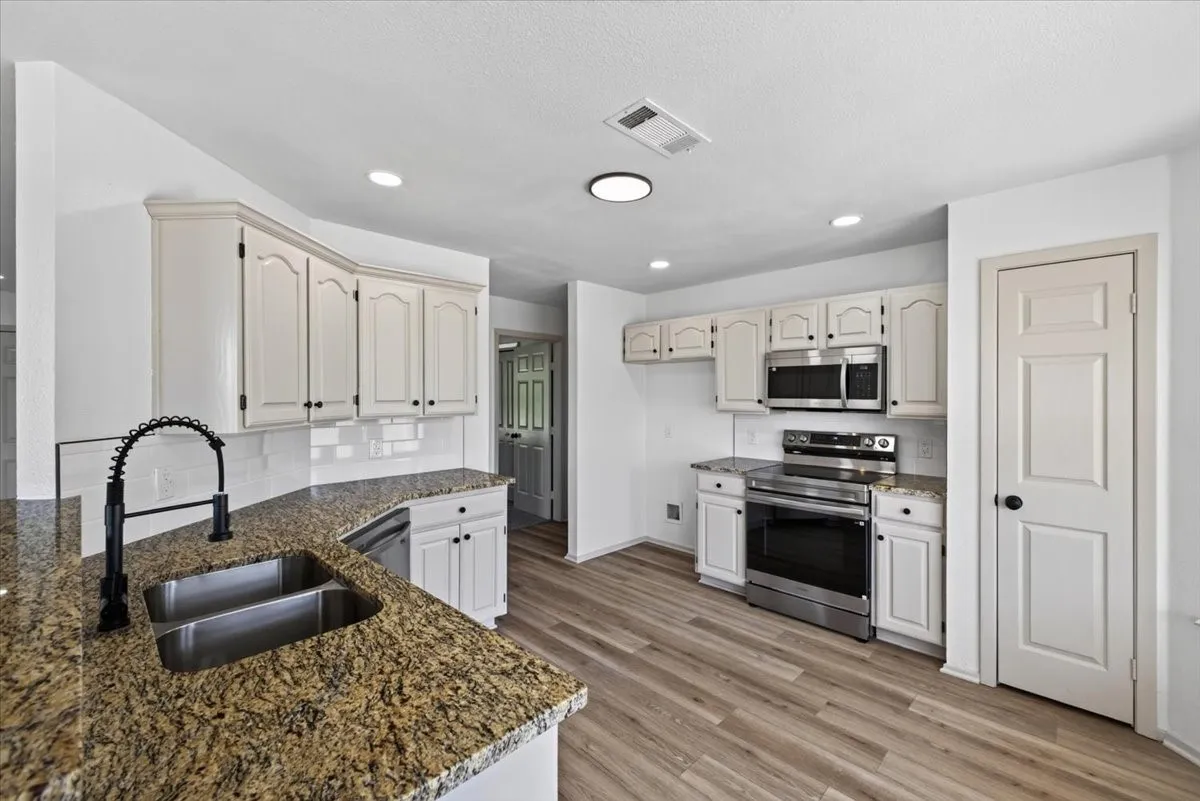Single Family Residence For Sale in Hill County , 187 Private Road 416, Itasca, Texas 76055, 4 Bedroom, 2 Bathroom, Garage spaces, 1,862 Sqft, built in 2000, mls#21350681, Real Estate Agent in Itasca, Homes For Sale in Hill county, Homes For Sale in Itasca, Realtor in Itasca Texas, Real Estate Brokerage Independent Realty Texas, Luminita Cordes Realtor