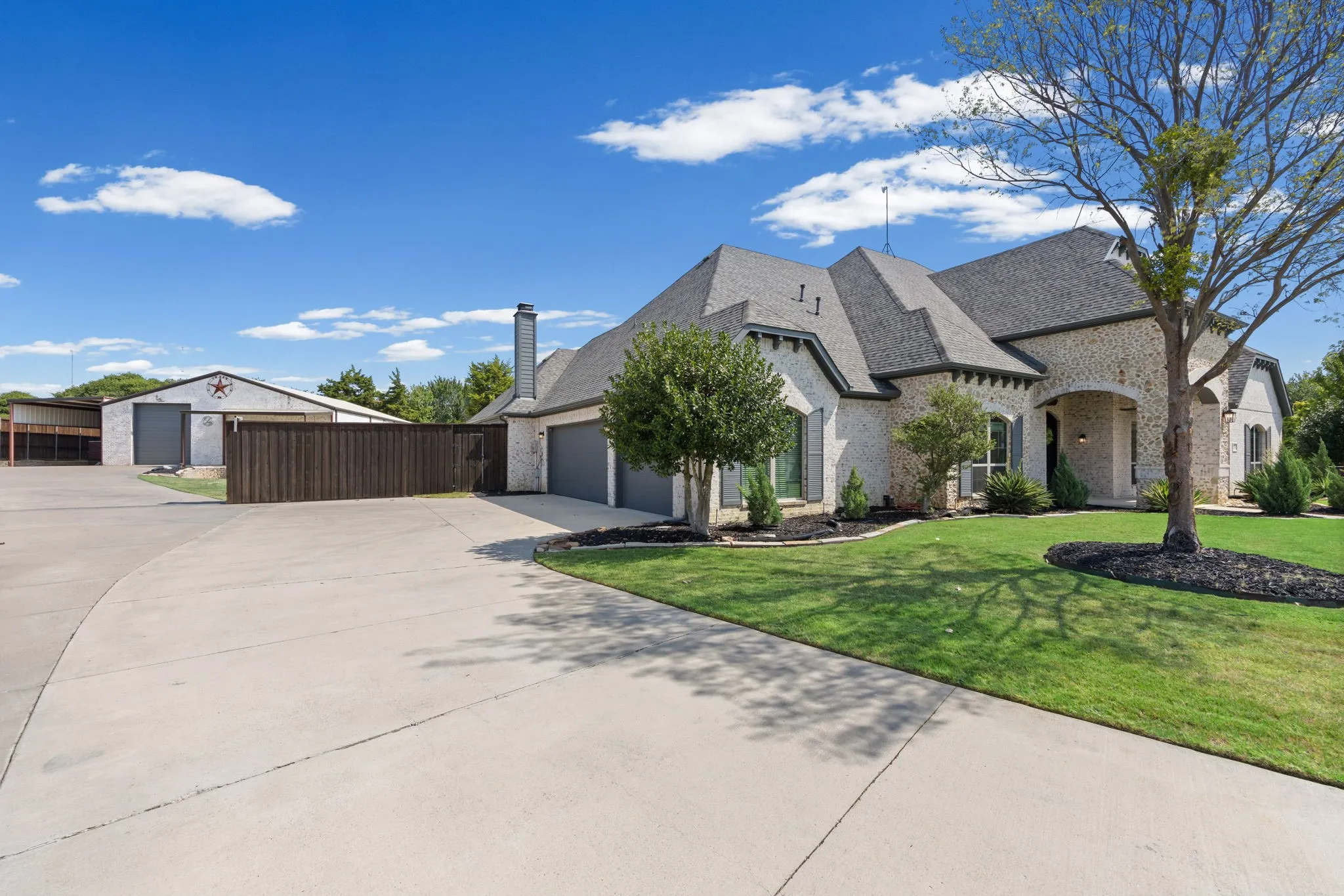 Single Family Residence For Sale in Ellis County , 2971 American Sparrow Drive, Midlothian, Texas 76065, 4 Bedroom, 4 Bathroom, 7 Garage spaces, 4,567 Sqft, built in 2015, mls#21347787, Real Estate Agent in Midlothian, Homes For Sale in Ellis county, Homes For Sale in Midlothian, Realtor in Midlothian Texas, Real Estate Brokerage Independent Realty Texas, Luminita Cordes Realtor