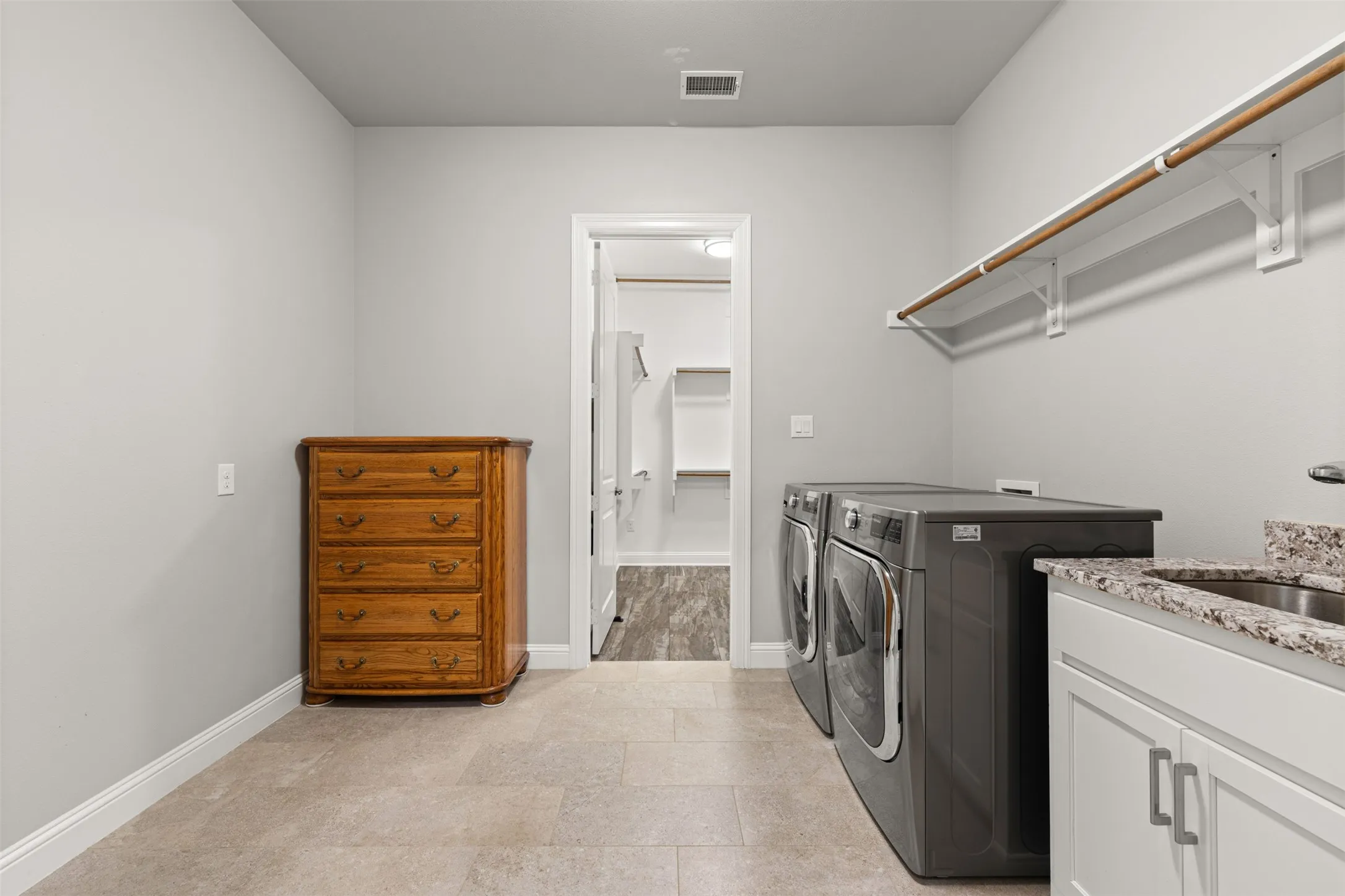 Single Family Residence For Sale in Ellis County , 2971 American Sparrow Drive, Midlothian, Texas 76065, 4 Bedroom, 4 Bathroom, 7 Garage spaces, 4,567 Sqft, built in 2015, mls#21347787, Real Estate Agent in Midlothian, Homes For Sale in Ellis county, Homes For Sale in Midlothian, Realtor in Midlothian Texas, Real Estate Brokerage Independent Realty Texas, Luminita Cordes Realtor