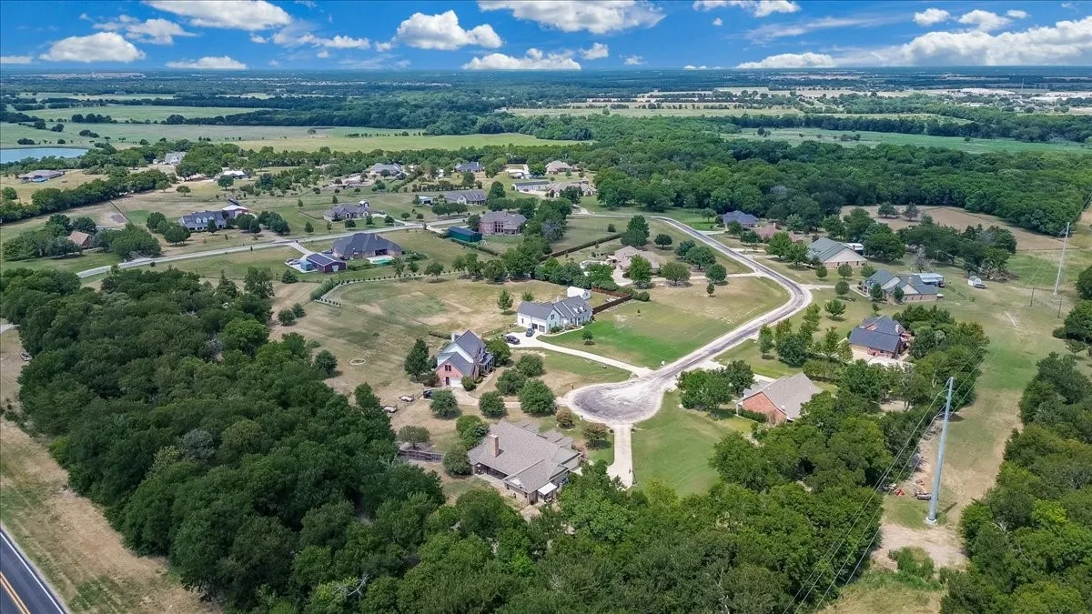 Single Family Residence For Sale in Hunt County , 4012 Chelsea Way, Caddo Mills, Texas 75135, 4 Bedroom, 3 Bathroom, 2 Garage spaces, 2,848 Sqft, built in 2005, mls#21351974, Real Estate Agent in Caddo Mills, Homes For Sale in Hunt county, Homes For Sale in Caddo Mills, Realtor in Caddo Mills Texas, Real Estate Brokerage Independent Realty Texas, Luminita Cordes Realtor
