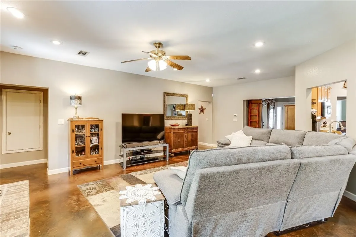 Single Family Residence For Sale in Hunt County , 4012 Chelsea Way, Caddo Mills, Texas 75135, 4 Bedroom, 3 Bathroom, 2 Garage spaces, 2,848 Sqft, built in 2005, mls#21351974, Real Estate Agent in Caddo Mills, Homes For Sale in Hunt county, Homes For Sale in Caddo Mills, Realtor in Caddo Mills Texas, Real Estate Brokerage Independent Realty Texas, Luminita Cordes Realtor