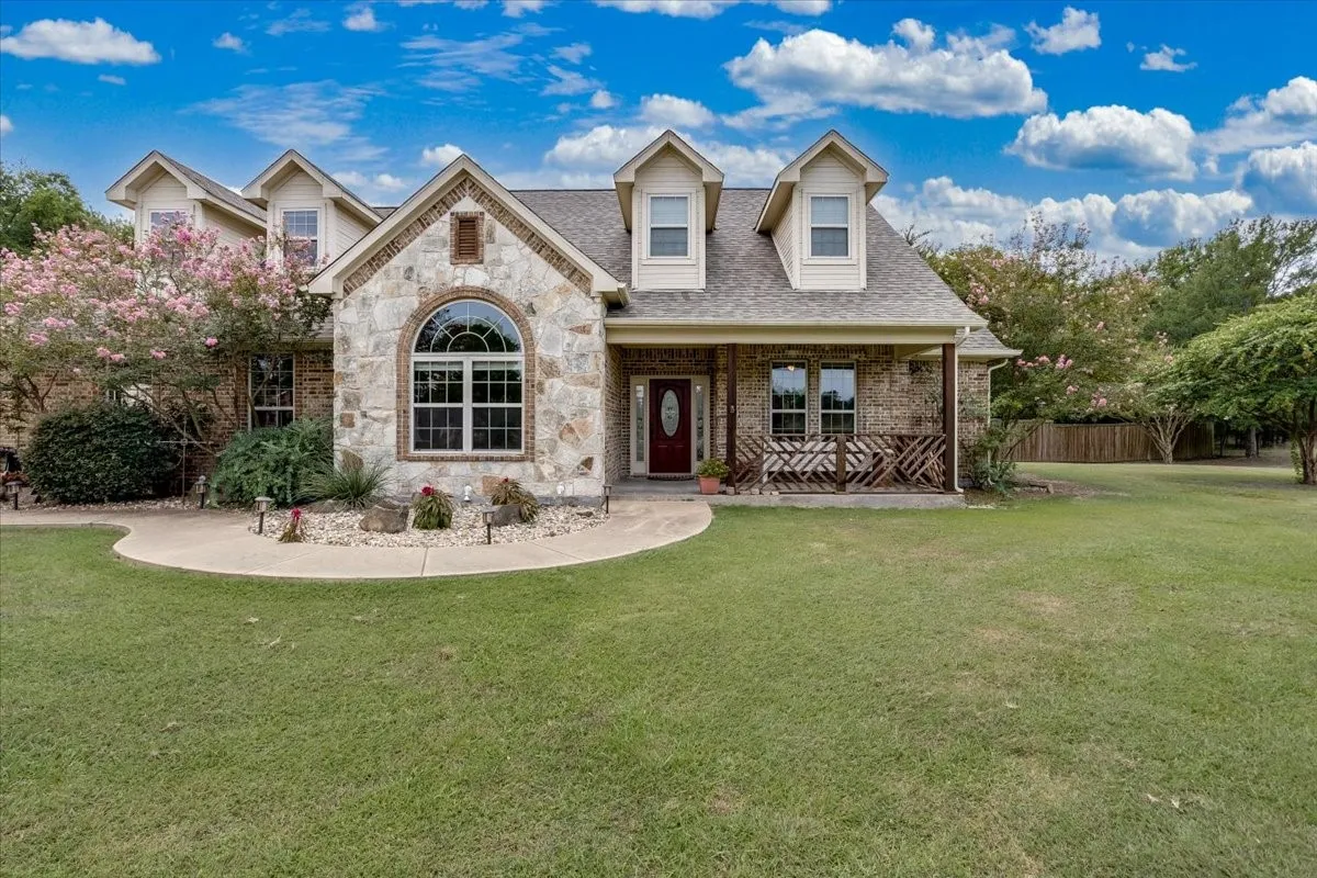 Single Family Residence For Sale in Hunt County , 4012 Chelsea Way, Caddo Mills, Texas 75135, 4 Bedroom, 3 Bathroom, 2 Garage spaces, 2,848 Sqft, built in 2005, mls#21351974, Real Estate Agent in Caddo Mills, Homes For Sale in Hunt county, Homes For Sale in Caddo Mills, Realtor in Caddo Mills Texas, Real Estate Brokerage Independent Realty Texas, Luminita Cordes Realtor