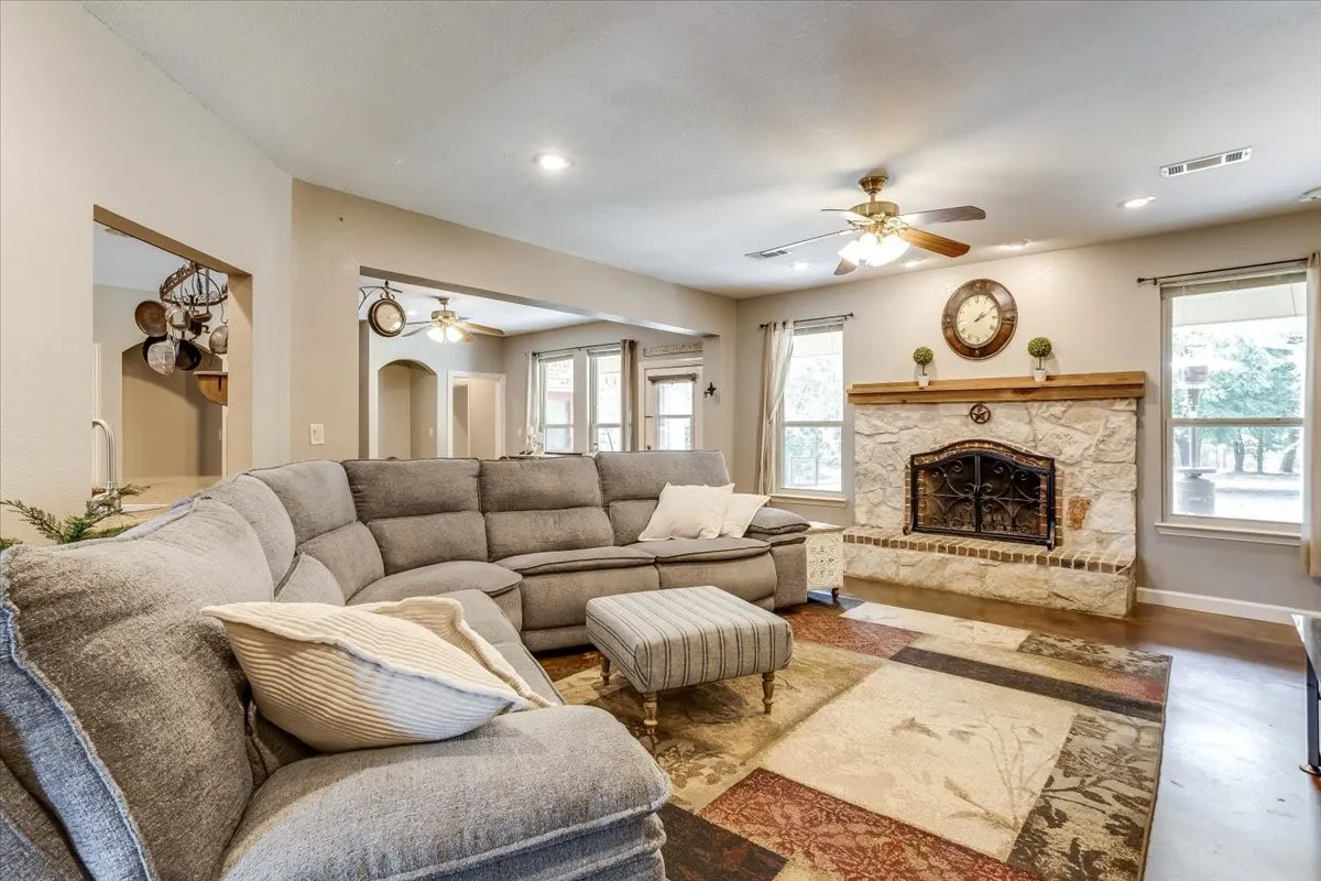 Single Family Residence For Sale in Hunt County , 4012 Chelsea Way, Caddo Mills, Texas 75135, 4 Bedroom, 3 Bathroom, 2 Garage spaces, 2,848 Sqft, built in 2005, mls#21351974, Real Estate Agent in Caddo Mills, Homes For Sale in Hunt county, Homes For Sale in Caddo Mills, Realtor in Caddo Mills Texas, Real Estate Brokerage Independent Realty Texas, Luminita Cordes Realtor