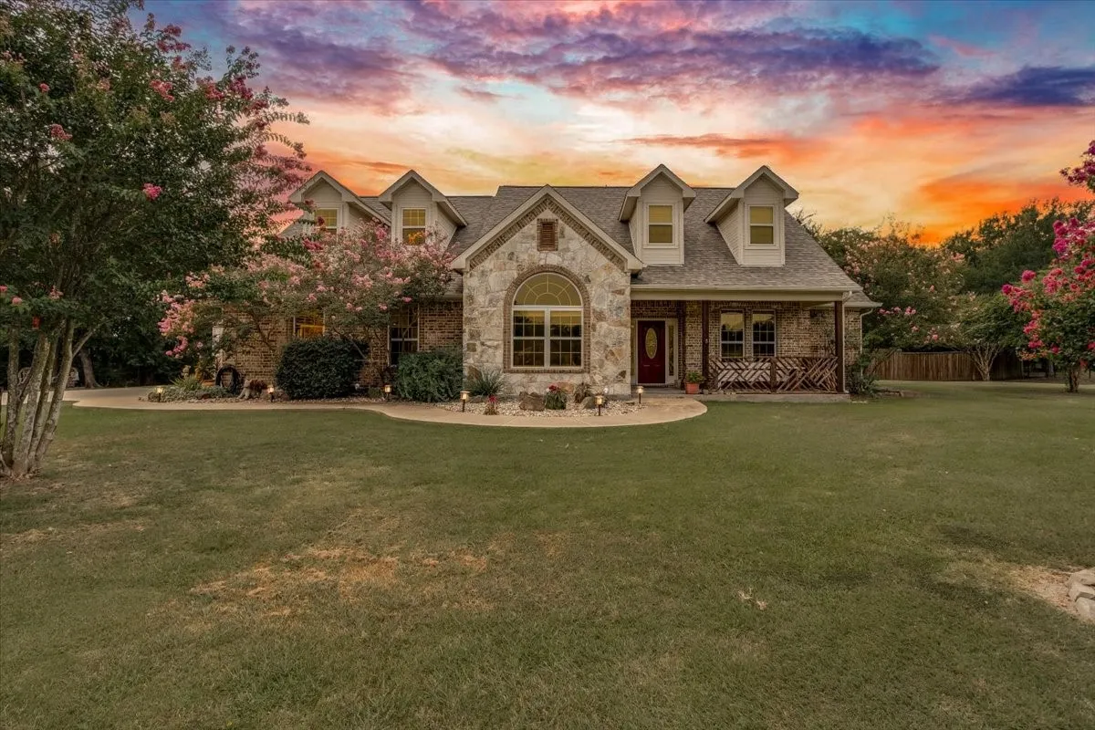 Single Family Residence For Sale in Hunt County , 4012 Chelsea Way, Caddo Mills, Texas 75135, 4 Bedroom, 3 Bathroom, 2 Garage spaces, 2,848 Sqft, built in 2005, mls#21351974, Real Estate Agent in Caddo Mills, Homes For Sale in Hunt county, Homes For Sale in Caddo Mills, Realtor in Caddo Mills Texas, Real Estate Brokerage Independent Realty Texas, Luminita Cordes Realtor