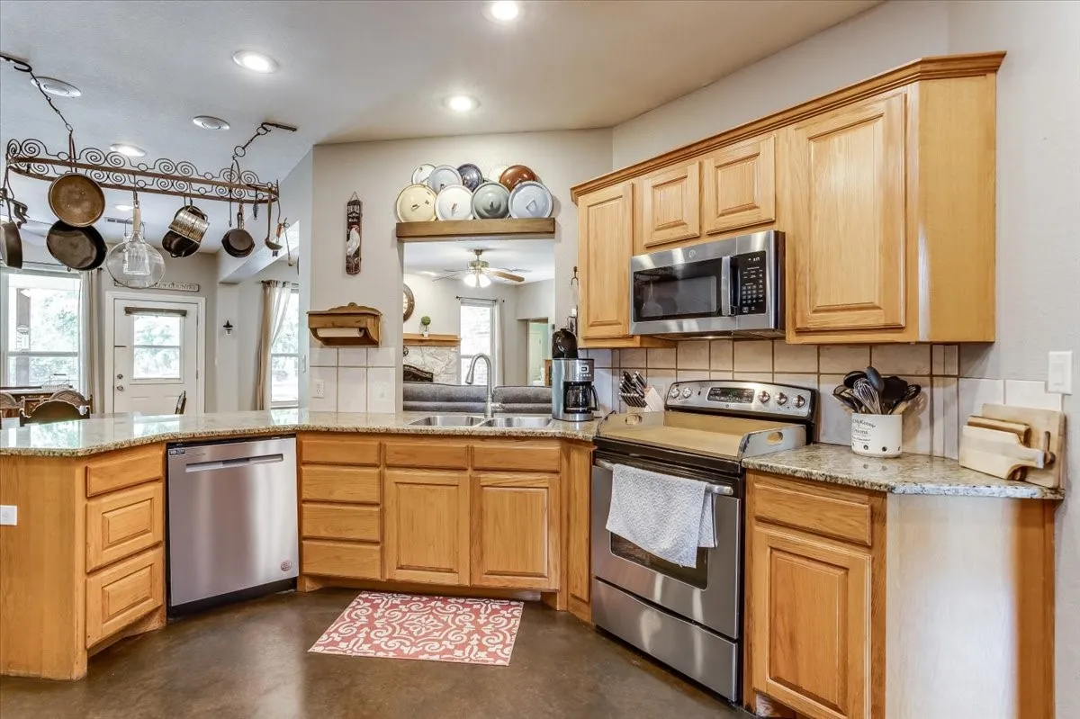 Single Family Residence For Sale in Hunt County , 4012 Chelsea Way, Caddo Mills, Texas 75135, 4 Bedroom, 3 Bathroom, 2 Garage spaces, 2,848 Sqft, built in 2005, mls#21351974, Real Estate Agent in Caddo Mills, Homes For Sale in Hunt county, Homes For Sale in Caddo Mills, Realtor in Caddo Mills Texas, Real Estate Brokerage Independent Realty Texas, Luminita Cordes Realtor