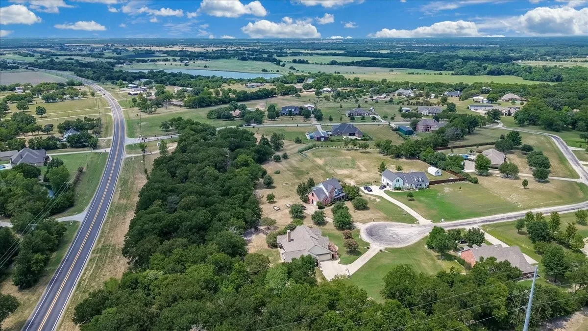 Single Family Residence For Sale in Hunt County , 4012 Chelsea Way, Caddo Mills, Texas 75135, 4 Bedroom, 3 Bathroom, 2 Garage spaces, 2,848 Sqft, built in 2005, mls#21351974, Real Estate Agent in Caddo Mills, Homes For Sale in Hunt county, Homes For Sale in Caddo Mills, Realtor in Caddo Mills Texas, Real Estate Brokerage Independent Realty Texas, Luminita Cordes Realtor
