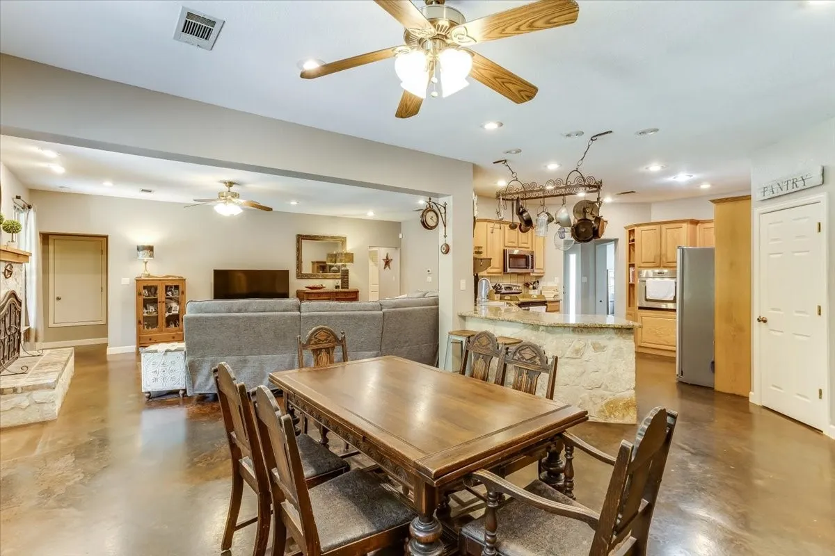 Single Family Residence For Sale in Hunt County , 4012 Chelsea Way, Caddo Mills, Texas 75135, 4 Bedroom, 3 Bathroom, 2 Garage spaces, 2,848 Sqft, built in 2005, mls#21351974, Real Estate Agent in Caddo Mills, Homes For Sale in Hunt county, Homes For Sale in Caddo Mills, Realtor in Caddo Mills Texas, Real Estate Brokerage Independent Realty Texas, Luminita Cordes Realtor
