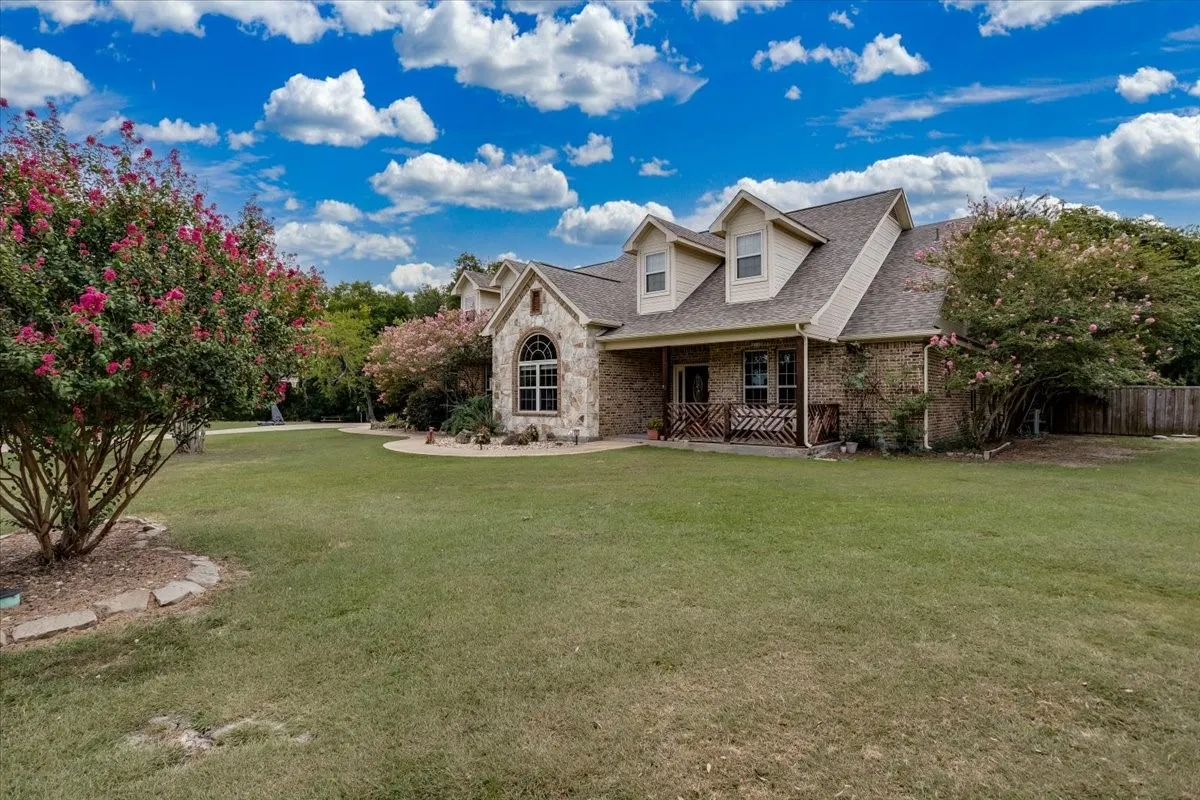 Single Family Residence For Sale in Hunt County , 4012 Chelsea Way, Caddo Mills, Texas 75135, 4 Bedroom, 3 Bathroom, 2 Garage spaces, 2,848 Sqft, built in 2005, mls#21351974, Real Estate Agent in Caddo Mills, Homes For Sale in Hunt county, Homes For Sale in Caddo Mills, Realtor in Caddo Mills Texas, Real Estate Brokerage Independent Realty Texas, Luminita Cordes Realtor