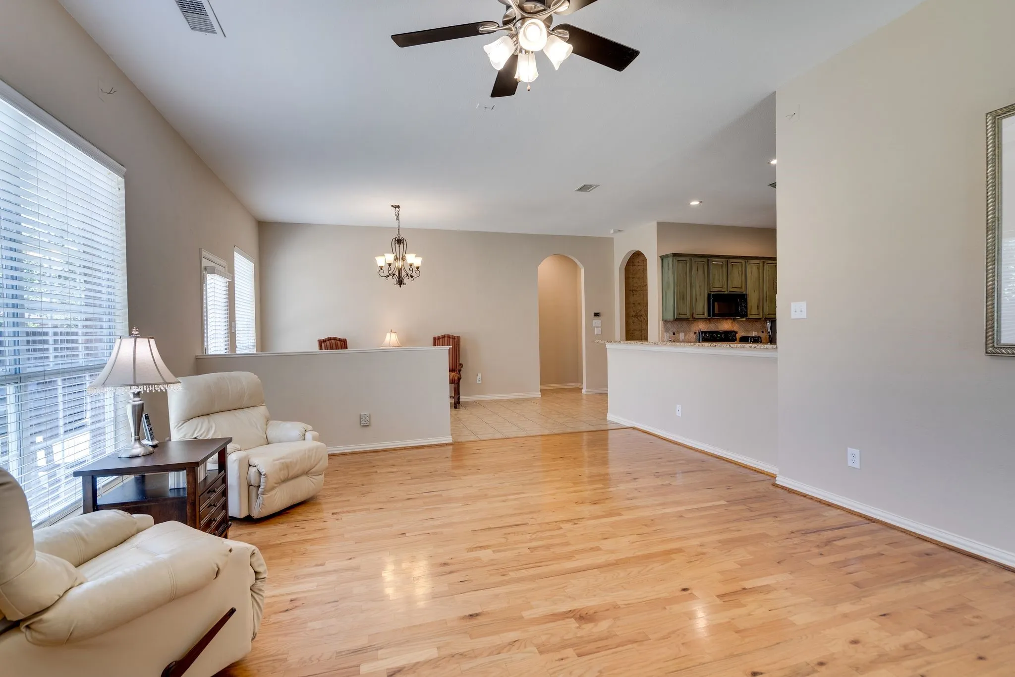 Single Family Residence For Sale in Denton County , 4403 Grassy Glen Drive, Corinth, Texas 76208, 4 Bedroom, 2 Bathroom, 2 Garage spaces, 2,250 Sqft, built in 2004, mls#21353002, Real Estate Agent in Corinth, Homes For Sale in Denton county, Homes For Sale in Corinth, Realtor in Corinth Texas, Real Estate Brokerage Independent Realty Texas, Luminita Cordes Realtor