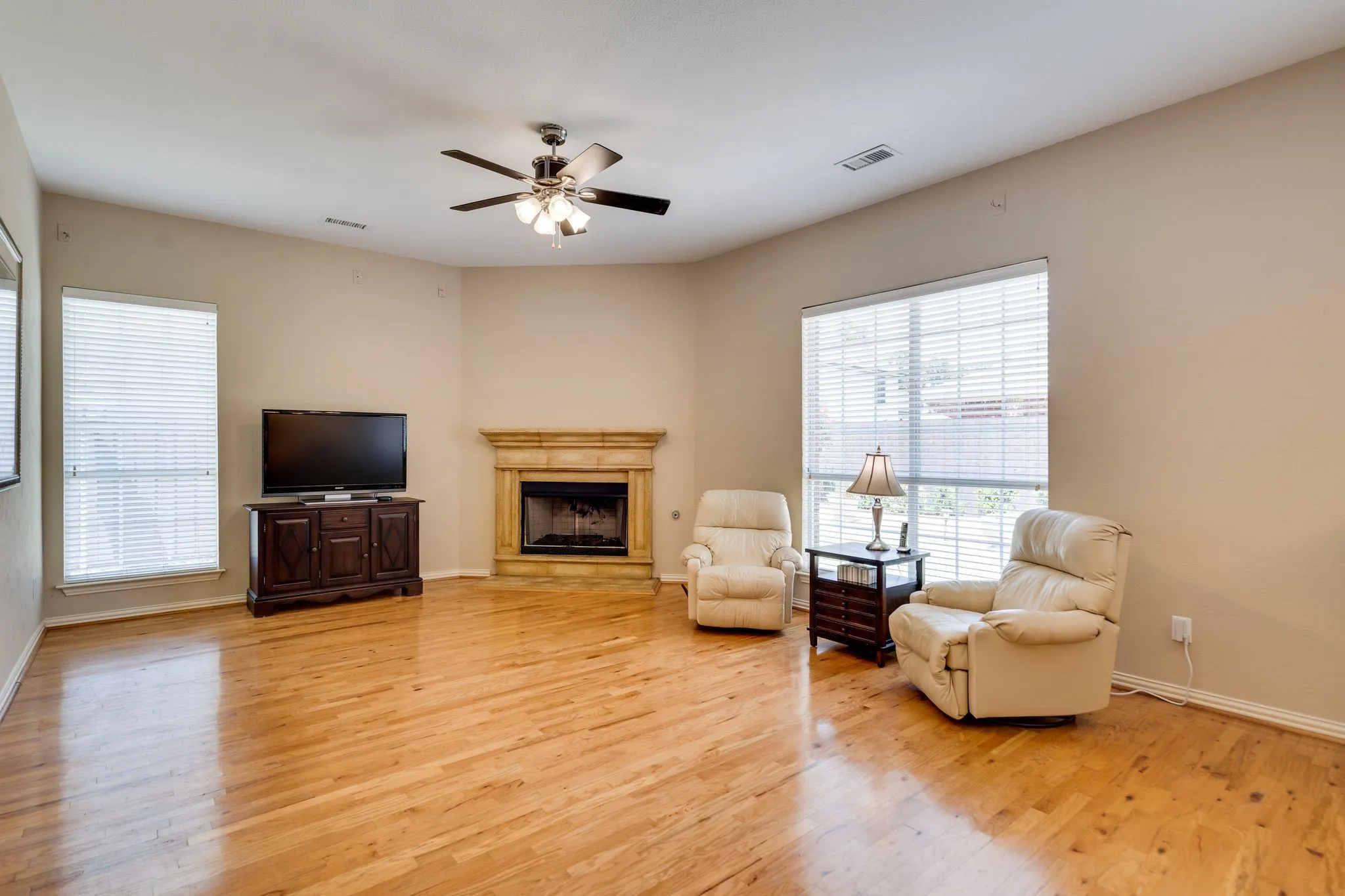 Single Family Residence For Sale in Denton County , 4403 Grassy Glen Drive, Corinth, Texas 76208, 4 Bedroom, 2 Bathroom, 2 Garage spaces, 2,250 Sqft, built in 2004, mls#21353002, Real Estate Agent in Corinth, Homes For Sale in Denton county, Homes For Sale in Corinth, Realtor in Corinth Texas, Real Estate Brokerage Independent Realty Texas, Luminita Cordes Realtor