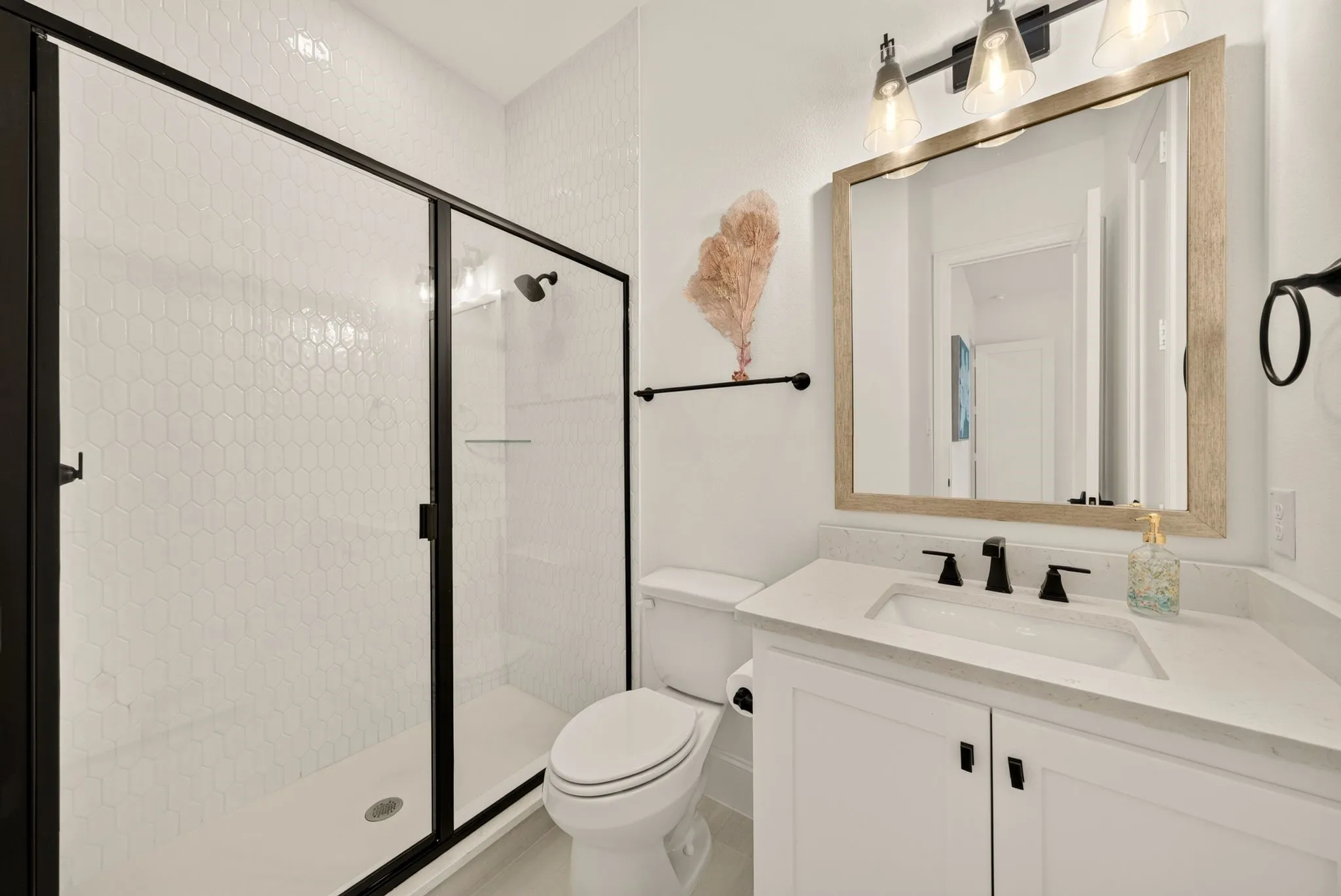 Ensuite bath in first floor guest room