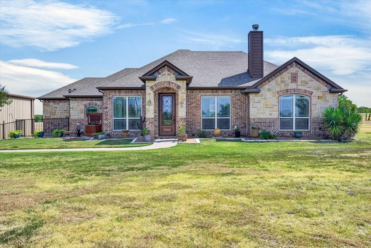 Single Family Residence For Sale in Kaufman County , 5570 Fm 987, Kaufman, Texas 75142, 3 Bedroom, 2 Bathroom, Garage spaces, 1,835 Sqft, built in 2015, mls#21350953, Real Estate Agent in Kaufman, Homes For Sale in Kaufman county, Homes For Sale in Kaufman, Realtor in Kaufman Texas, Real Estate Brokerage Independent Realty Texas, Luminita Cordes Realtor