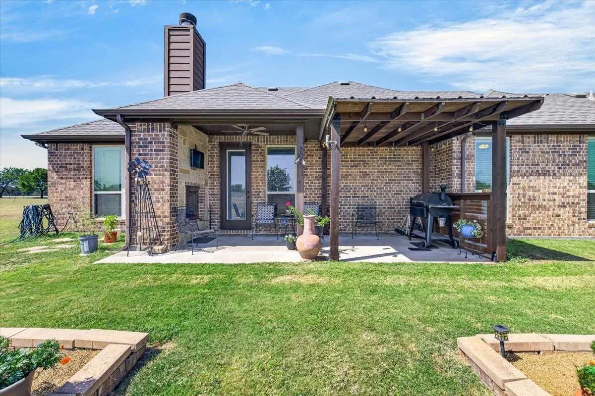 Single Family Residence For Sale in Kaufman County , 5570 Fm 987, Kaufman, Texas 75142, 3 Bedroom, 2 Bathroom, Garage spaces, 1,835 Sqft, built in 2015, mls#21350953, Real Estate Agent in Kaufman, Homes For Sale in Kaufman county, Homes For Sale in Kaufman, Realtor in Kaufman Texas, Real Estate Brokerage Independent Realty Texas, Luminita Cordes Realtor