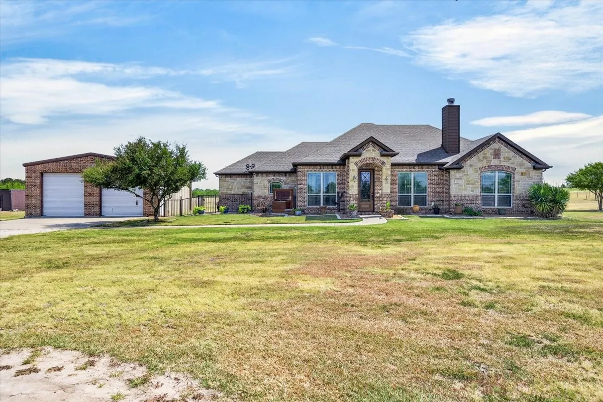 Single Family Residence For Sale in Kaufman County , 5570 Fm 987, Kaufman, Texas 75142, 3 Bedroom, 2 Bathroom, Garage spaces, 1,835 Sqft, built in 2015, mls#21350953, Real Estate Agent in Kaufman, Homes For Sale in Kaufman county, Homes For Sale in Kaufman, Realtor in Kaufman Texas, Real Estate Brokerage Independent Realty Texas, Luminita Cordes Realtor