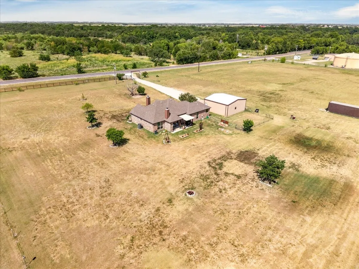 Single Family Residence For Sale in Kaufman County , 5570 Fm 987, Kaufman, Texas 75142, 3 Bedroom, 2 Bathroom, Garage spaces, 1,835 Sqft, built in 2015, mls#21350953, Real Estate Agent in Kaufman, Homes For Sale in Kaufman county, Homes For Sale in Kaufman, Realtor in Kaufman Texas, Real Estate Brokerage Independent Realty Texas, Luminita Cordes Realtor