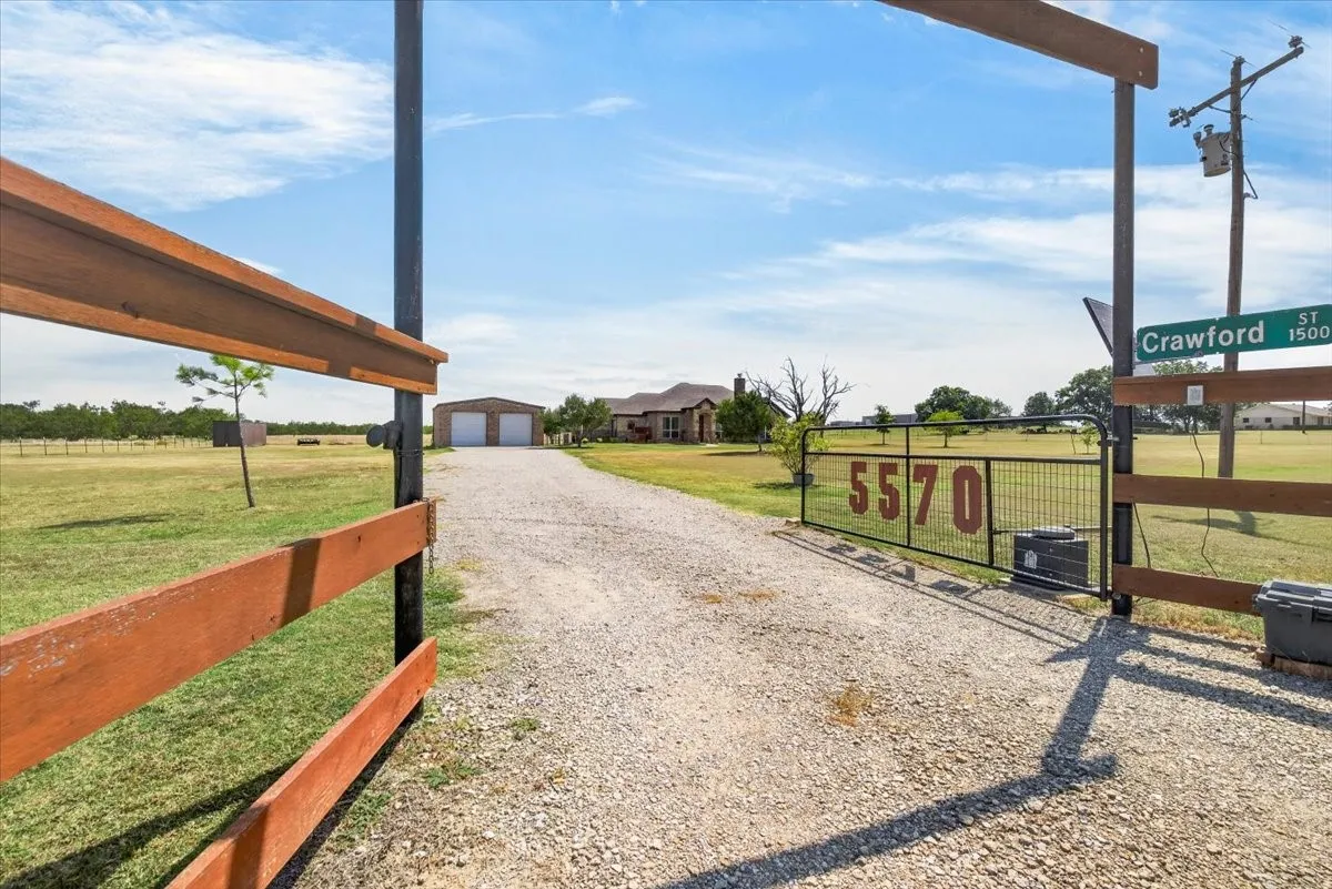 Single Family Residence For Sale in Kaufman County , 5570 Fm 987, Kaufman, Texas 75142, 3 Bedroom, 2 Bathroom, Garage spaces, 1,835 Sqft, built in 2015, mls#21350953, Real Estate Agent in Kaufman, Homes For Sale in Kaufman county, Homes For Sale in Kaufman, Realtor in Kaufman Texas, Real Estate Brokerage Independent Realty Texas, Luminita Cordes Realtor