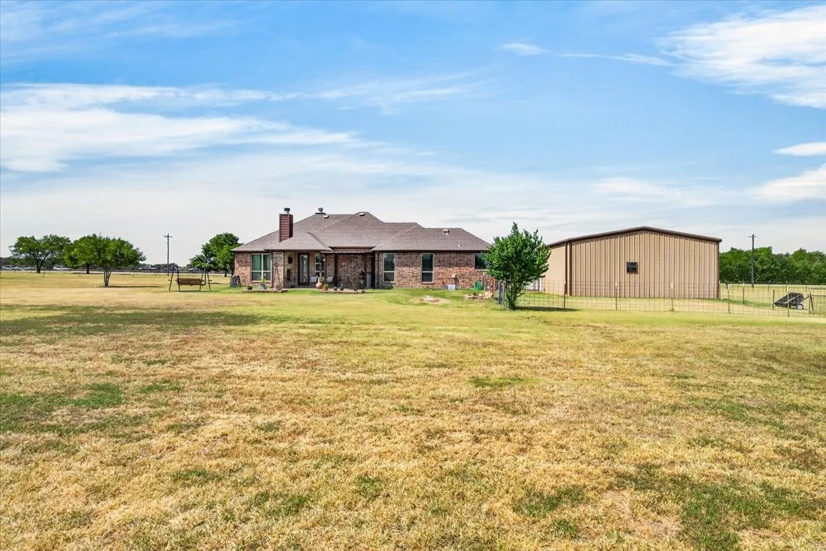 Single Family Residence For Sale in Kaufman County , 5570 Fm 987, Kaufman, Texas 75142, 3 Bedroom, 2 Bathroom, Garage spaces, 1,835 Sqft, built in 2015, mls#21350953, Real Estate Agent in Kaufman, Homes For Sale in Kaufman county, Homes For Sale in Kaufman, Realtor in Kaufman Texas, Real Estate Brokerage Independent Realty Texas, Luminita Cordes Realtor