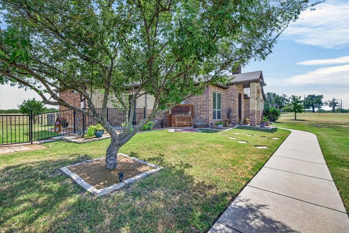 Single Family Residence For Sale in Kaufman County , 5570 Fm 987, Kaufman, Texas 75142, 3 Bedroom, 2 Bathroom, Garage spaces, 1,835 Sqft, built in 2015, mls#21350953, Real Estate Agent in Kaufman, Homes For Sale in Kaufman county, Homes For Sale in Kaufman, Realtor in Kaufman Texas, Real Estate Brokerage Independent Realty Texas, Luminita Cordes Realtor