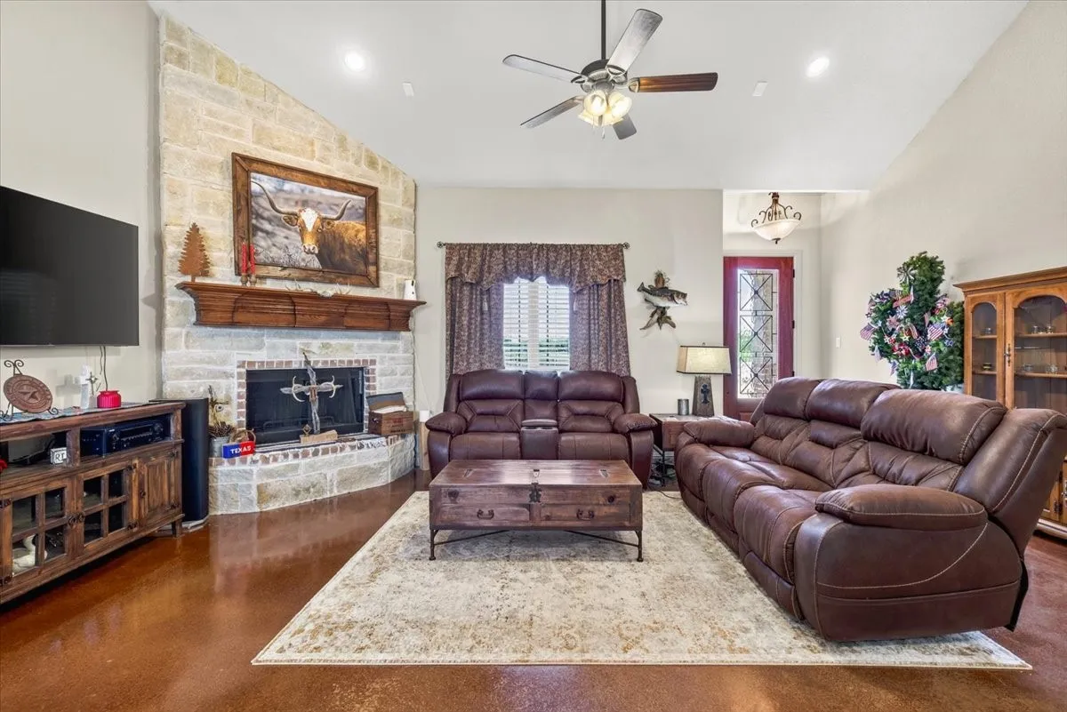 Single Family Residence For Sale in Kaufman County , 5570 Fm 987, Kaufman, Texas 75142, 3 Bedroom, 2 Bathroom, Garage spaces, 1,835 Sqft, built in 2015, mls#21350953, Real Estate Agent in Kaufman, Homes For Sale in Kaufman county, Homes For Sale in Kaufman, Realtor in Kaufman Texas, Real Estate Brokerage Independent Realty Texas, Luminita Cordes Realtor