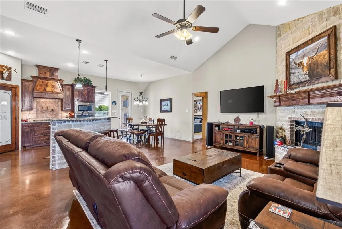 Single Family Residence For Sale in Kaufman County , 5570 Fm 987, Kaufman, Texas 75142, 3 Bedroom, 2 Bathroom, Garage spaces, 1,835 Sqft, built in 2015, mls#21350953, Real Estate Agent in Kaufman, Homes For Sale in Kaufman county, Homes For Sale in Kaufman, Realtor in Kaufman Texas, Real Estate Brokerage Independent Realty Texas, Luminita Cordes Realtor