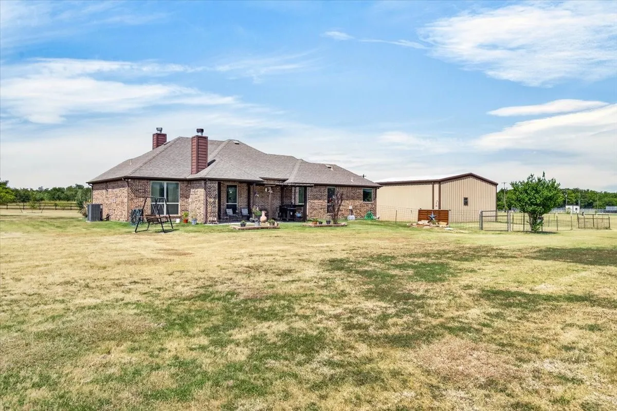 Single Family Residence For Sale in Kaufman County , 5570 Fm 987, Kaufman, Texas 75142, 3 Bedroom, 2 Bathroom, Garage spaces, 1,835 Sqft, built in 2015, mls#21350953, Real Estate Agent in Kaufman, Homes For Sale in Kaufman county, Homes For Sale in Kaufman, Realtor in Kaufman Texas, Real Estate Brokerage Independent Realty Texas, Luminita Cordes Realtor