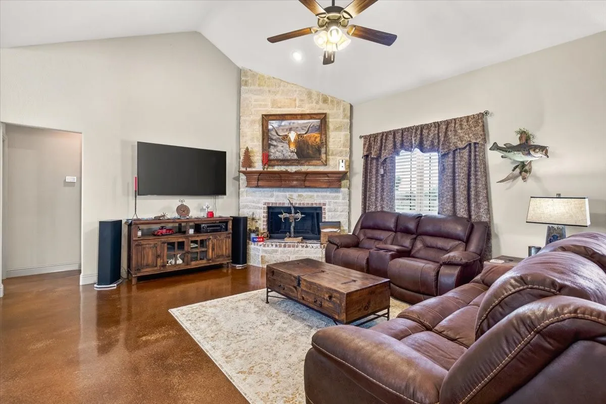 Single Family Residence For Sale in Kaufman County , 5570 Fm 987, Kaufman, Texas 75142, 3 Bedroom, 2 Bathroom, Garage spaces, 1,835 Sqft, built in 2015, mls#21350953, Real Estate Agent in Kaufman, Homes For Sale in Kaufman county, Homes For Sale in Kaufman, Realtor in Kaufman Texas, Real Estate Brokerage Independent Realty Texas, Luminita Cordes Realtor