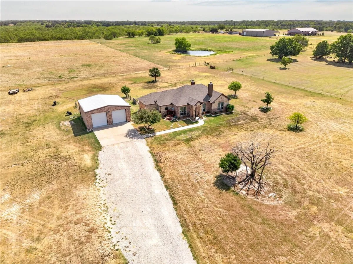 Single Family Residence For Sale in Kaufman County , 5570 Fm 987, Kaufman, Texas 75142, 3 Bedroom, 2 Bathroom, Garage spaces, 1,835 Sqft, built in 2015, mls#21350953, Real Estate Agent in Kaufman, Homes For Sale in Kaufman county, Homes For Sale in Kaufman, Realtor in Kaufman Texas, Real Estate Brokerage Independent Realty Texas, Luminita Cordes Realtor