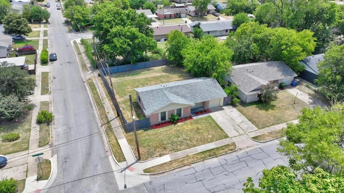 Single Family Residence For Sale in Dallas County , 3250 Pacesetter Drive, Dallas, Texas 75241, 3 Bedroom, 2 Bathroom, 1 Garage spaces, 890 Sqft, built in 1973, mls#21351372, Real Estate Agent in Dallas, Homes For Sale in Dallas county, Homes For Sale in Dallas, Realtor in Dallas Texas, Real Estate Brokerage Independent Realty Texas, Luminita Cordes Realtor