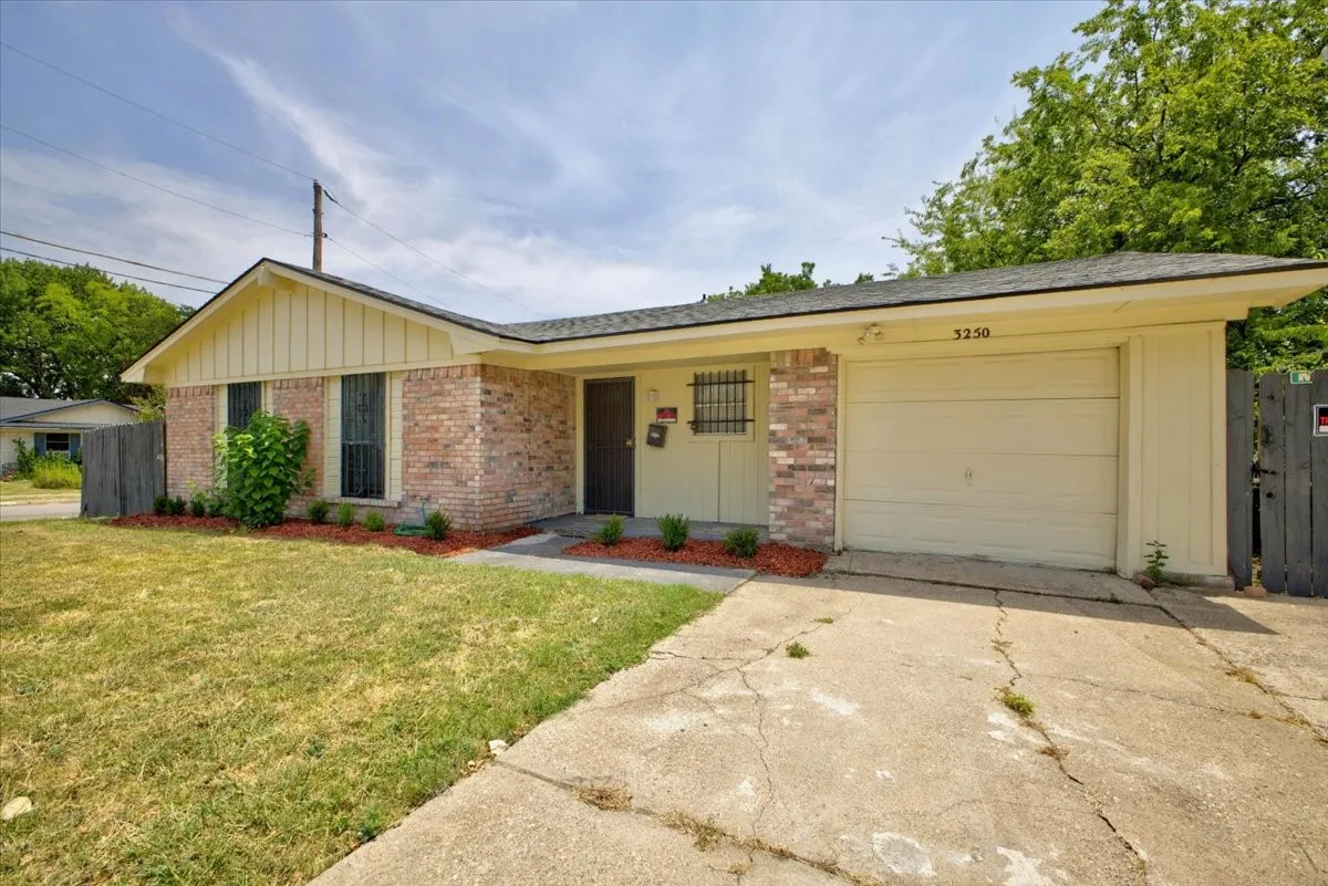 Single Family Residence For Sale in Dallas County , 3250 Pacesetter Drive, Dallas, Texas 75241, 3 Bedroom, 2 Bathroom, 1 Garage spaces, 890 Sqft, built in 1973, mls#21351372, Real Estate Agent in Dallas, Homes For Sale in Dallas county, Homes For Sale in Dallas, Realtor in Dallas Texas, Real Estate Brokerage Independent Realty Texas, Luminita Cordes Realtor