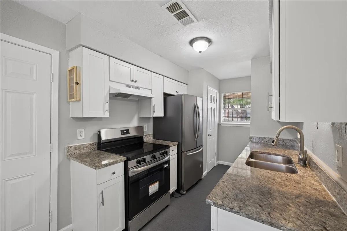 Single Family Residence For Sale in Dallas County , 3250 Pacesetter Drive, Dallas, Texas 75241, 3 Bedroom, 2 Bathroom, 1 Garage spaces, 890 Sqft, built in 1973, mls#21351372, Real Estate Agent in Dallas, Homes For Sale in Dallas county, Homes For Sale in Dallas, Realtor in Dallas Texas, Real Estate Brokerage Independent Realty Texas, Luminita Cordes Realtor