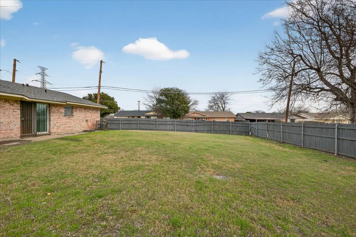 Single Family Residence For Sale in Dallas County , 3250 Pacesetter Drive, Dallas, Texas 75241, 3 Bedroom, 2 Bathroom, 1 Garage spaces, 890 Sqft, built in 1973, mls#21351372, Real Estate Agent in Dallas, Homes For Sale in Dallas county, Homes For Sale in Dallas, Realtor in Dallas Texas, Real Estate Brokerage Independent Realty Texas, Luminita Cordes Realtor