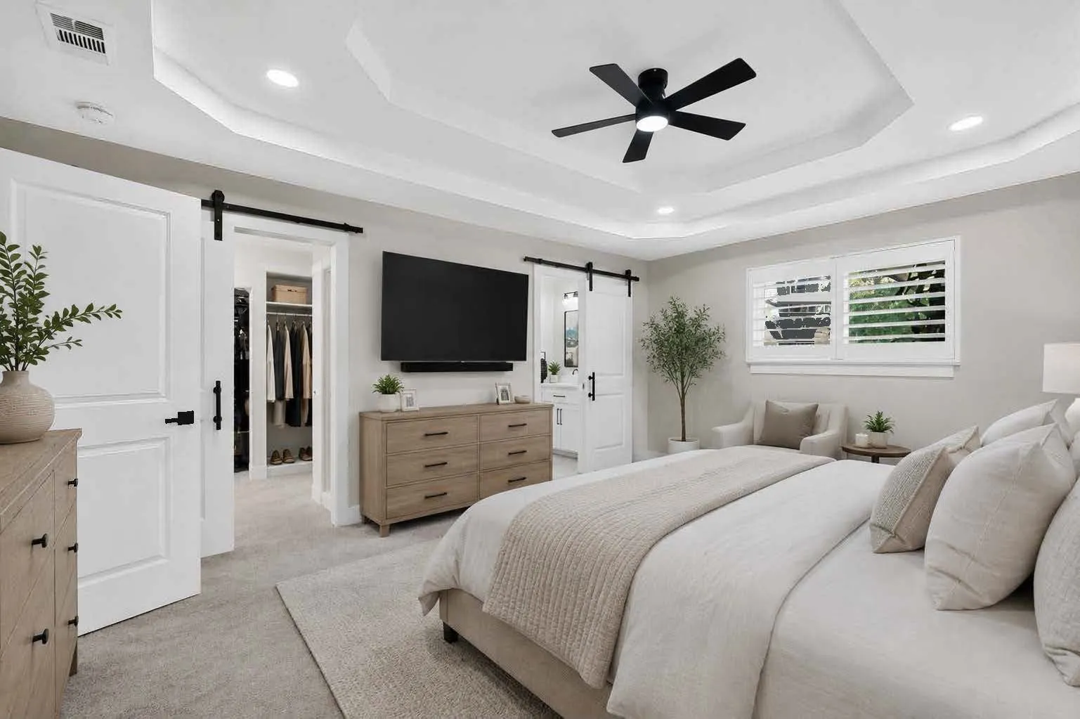 Tray ceiling with recessed lighting and ceiling fan