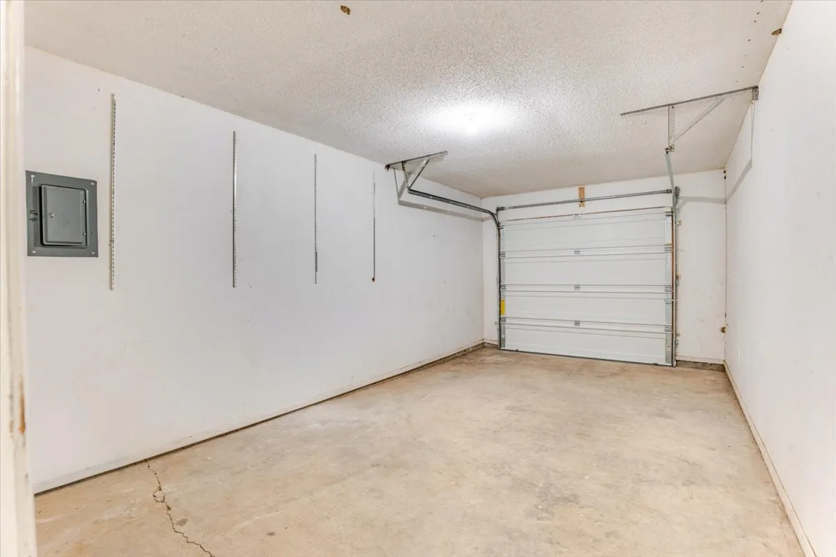 Single Family Residence For Sale in Palo Pinto County , 2100 NW 3rd Avenue, Mineral Wells, Texas 76067, 3 Bedroom, 2 Bathroom, 1 Garage spaces, 1,208 Sqft, built in 1979, mls#21352464, Real Estate Agent in Mineral Wells, Homes For Sale in Palo Pinto county, Homes For Sale in Mineral Wells, Realtor in Mineral Wells Texas, Real Estate Brokerage Independent Realty Texas, Luminita Cordes Realtor