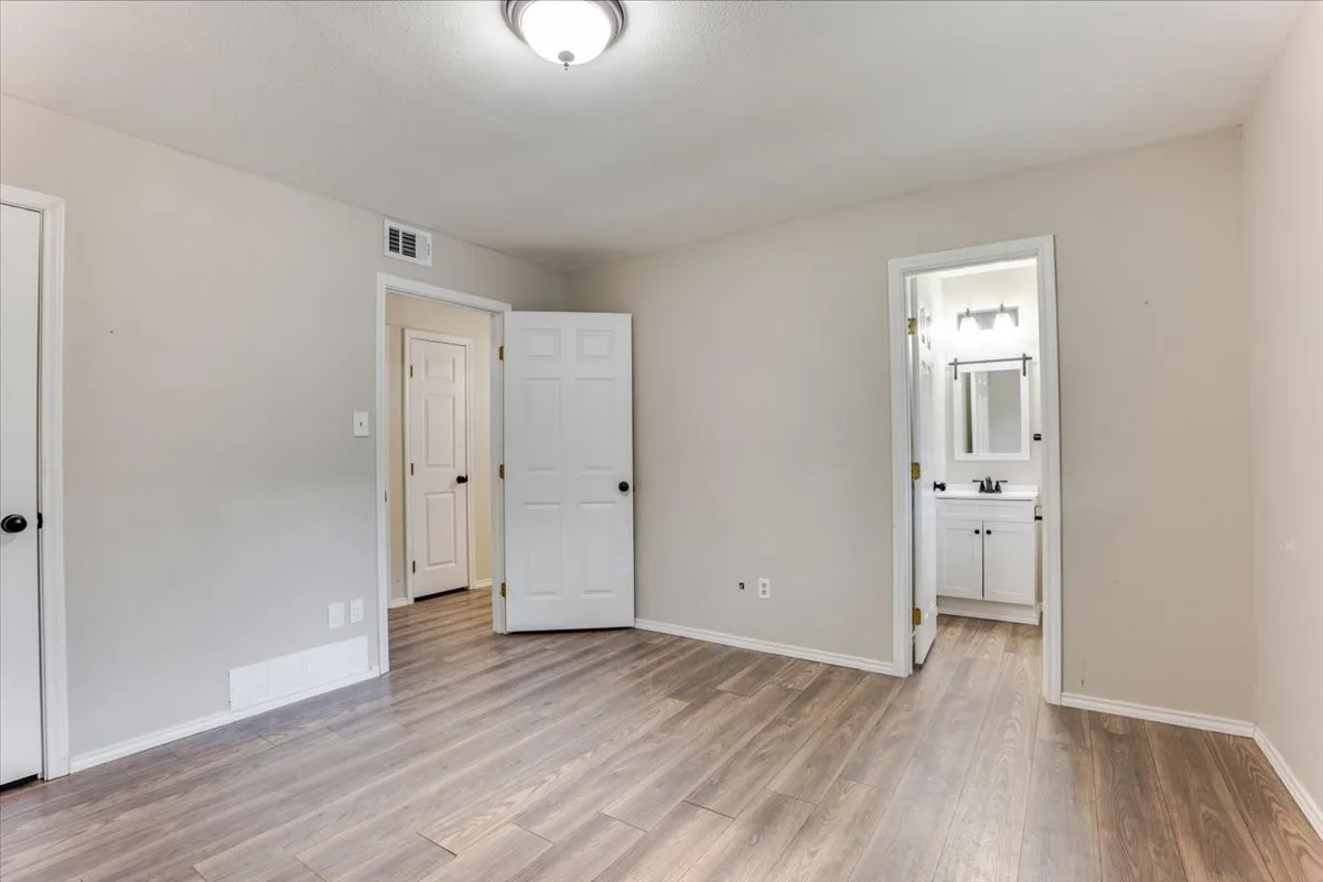 Single Family Residence For Sale in Palo Pinto County , 2100 NW 3rd Avenue, Mineral Wells, Texas 76067, 3 Bedroom, 2 Bathroom, 1 Garage spaces, 1,208 Sqft, built in 1979, mls#21352464, Real Estate Agent in Mineral Wells, Homes For Sale in Palo Pinto county, Homes For Sale in Mineral Wells, Realtor in Mineral Wells Texas, Real Estate Brokerage Independent Realty Texas, Luminita Cordes Realtor