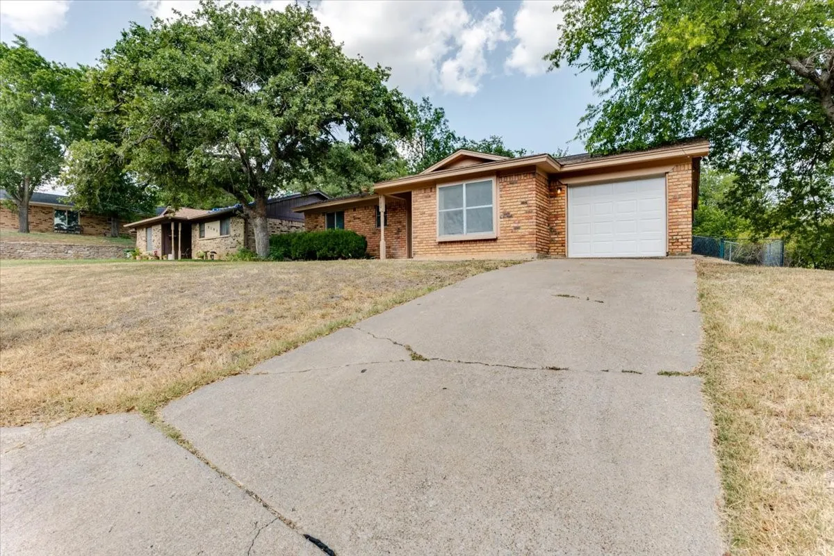 Single Family Residence For Sale in Palo Pinto County , 2100 NW 3rd Avenue, Mineral Wells, Texas 76067, 3 Bedroom, 2 Bathroom, 1 Garage spaces, 1,208 Sqft, built in 1979, mls#21352464, Real Estate Agent in Mineral Wells, Homes For Sale in Palo Pinto county, Homes For Sale in Mineral Wells, Realtor in Mineral Wells Texas, Real Estate Brokerage Independent Realty Texas, Luminita Cordes Realtor