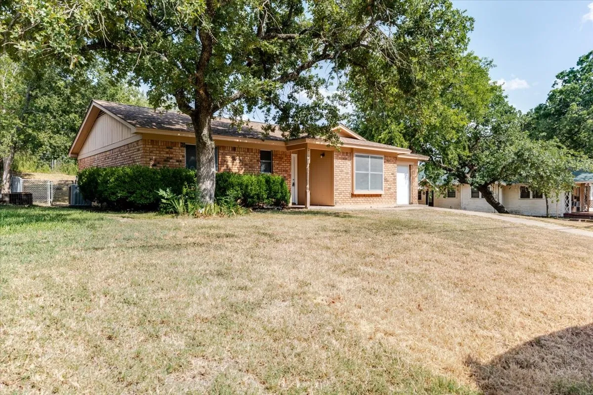 Single Family Residence For Sale in Palo Pinto County , 2100 NW 3rd Avenue, Mineral Wells, Texas 76067, 3 Bedroom, 2 Bathroom, 1 Garage spaces, 1,208 Sqft, built in 1979, mls#21352464, Real Estate Agent in Mineral Wells, Homes For Sale in Palo Pinto county, Homes For Sale in Mineral Wells, Realtor in Mineral Wells Texas, Real Estate Brokerage Independent Realty Texas, Luminita Cordes Realtor