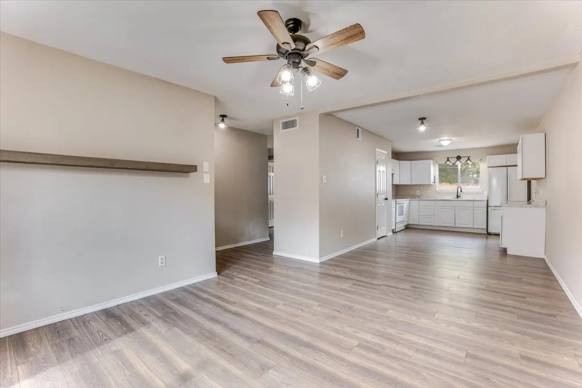 Single Family Residence For Sale in Palo Pinto County , 2100 NW 3rd Avenue, Mineral Wells, Texas 76067, 3 Bedroom, 2 Bathroom, 1 Garage spaces, 1,208 Sqft, built in 1979, mls#21352464, Real Estate Agent in Mineral Wells, Homes For Sale in Palo Pinto county, Homes For Sale in Mineral Wells, Realtor in Mineral Wells Texas, Real Estate Brokerage Independent Realty Texas, Luminita Cordes Realtor