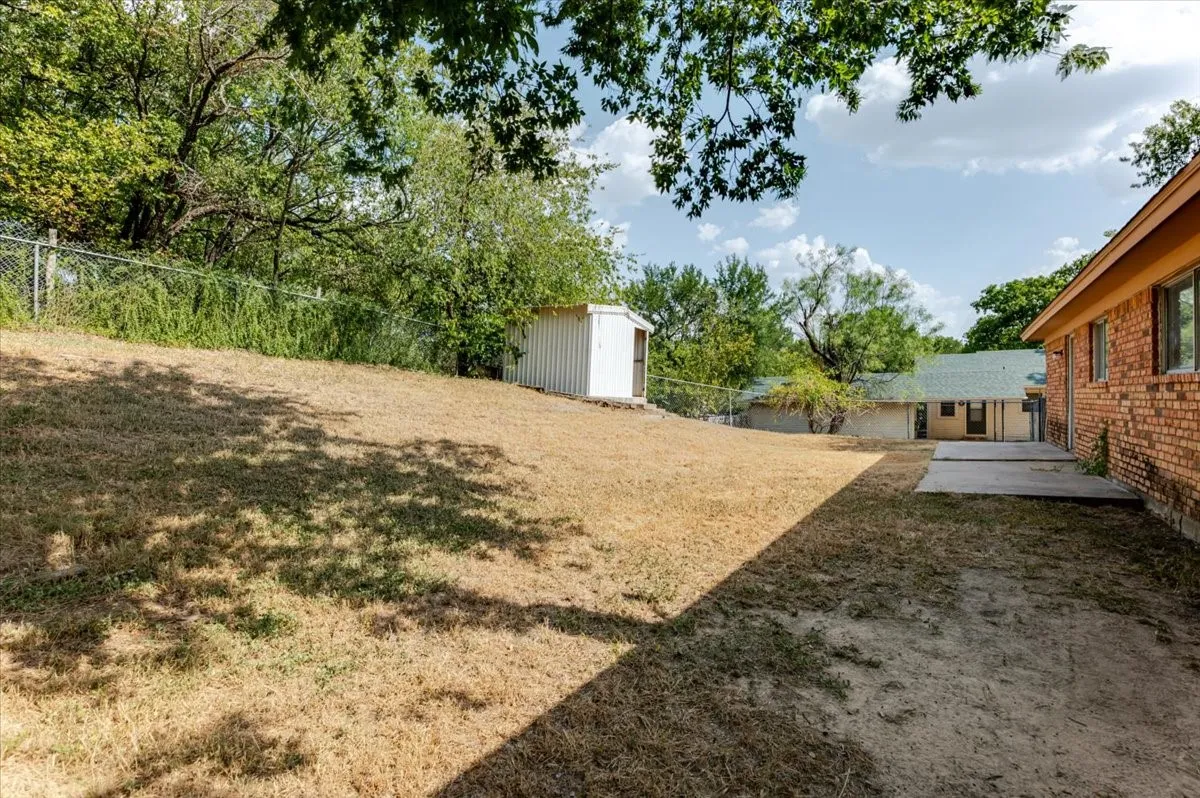 Single Family Residence For Sale in Palo Pinto County , 2100 NW 3rd Avenue, Mineral Wells, Texas 76067, 3 Bedroom, 2 Bathroom, 1 Garage spaces, 1,208 Sqft, built in 1979, mls#21352464, Real Estate Agent in Mineral Wells, Homes For Sale in Palo Pinto county, Homes For Sale in Mineral Wells, Realtor in Mineral Wells Texas, Real Estate Brokerage Independent Realty Texas, Luminita Cordes Realtor