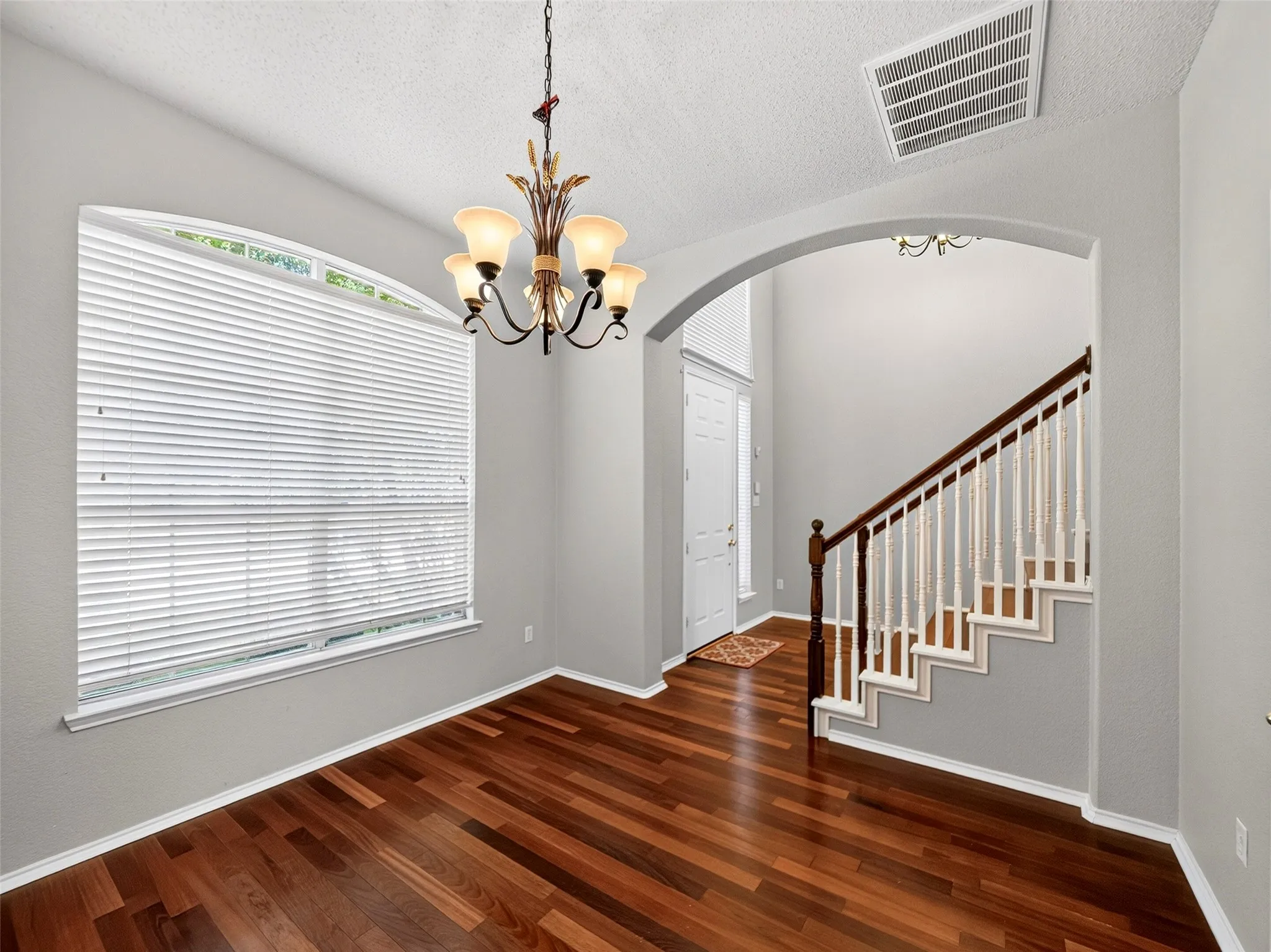 Single Family Residence For Sale in Collin County , 9405 Meyers Canyon Drive, Plano, Texas 75025, 4 Bedroom, 3 Bathroom, 2 Garage spaces, 2,557 Sqft, built in 2001, mls#21352293, Real Estate Agent in Plano, Homes For Sale in Collin county, Homes For Sale in Plano, Realtor in Plano Texas, Real Estate Brokerage Independent Realty Texas, Luminita Cordes Realtor