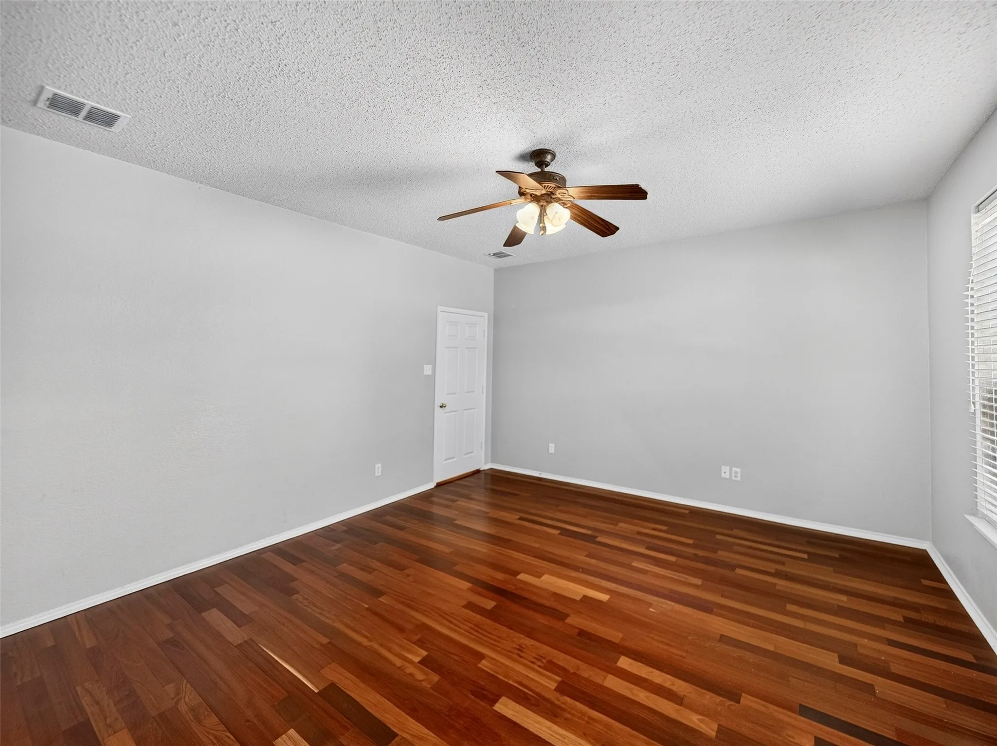 Single Family Residence For Sale in Collin County , 9405 Meyers Canyon Drive, Plano, Texas 75025, 4 Bedroom, 3 Bathroom, 2 Garage spaces, 2,557 Sqft, built in 2001, mls#21352293, Real Estate Agent in Plano, Homes For Sale in Collin county, Homes For Sale in Plano, Realtor in Plano Texas, Real Estate Brokerage Independent Realty Texas, Luminita Cordes Realtor