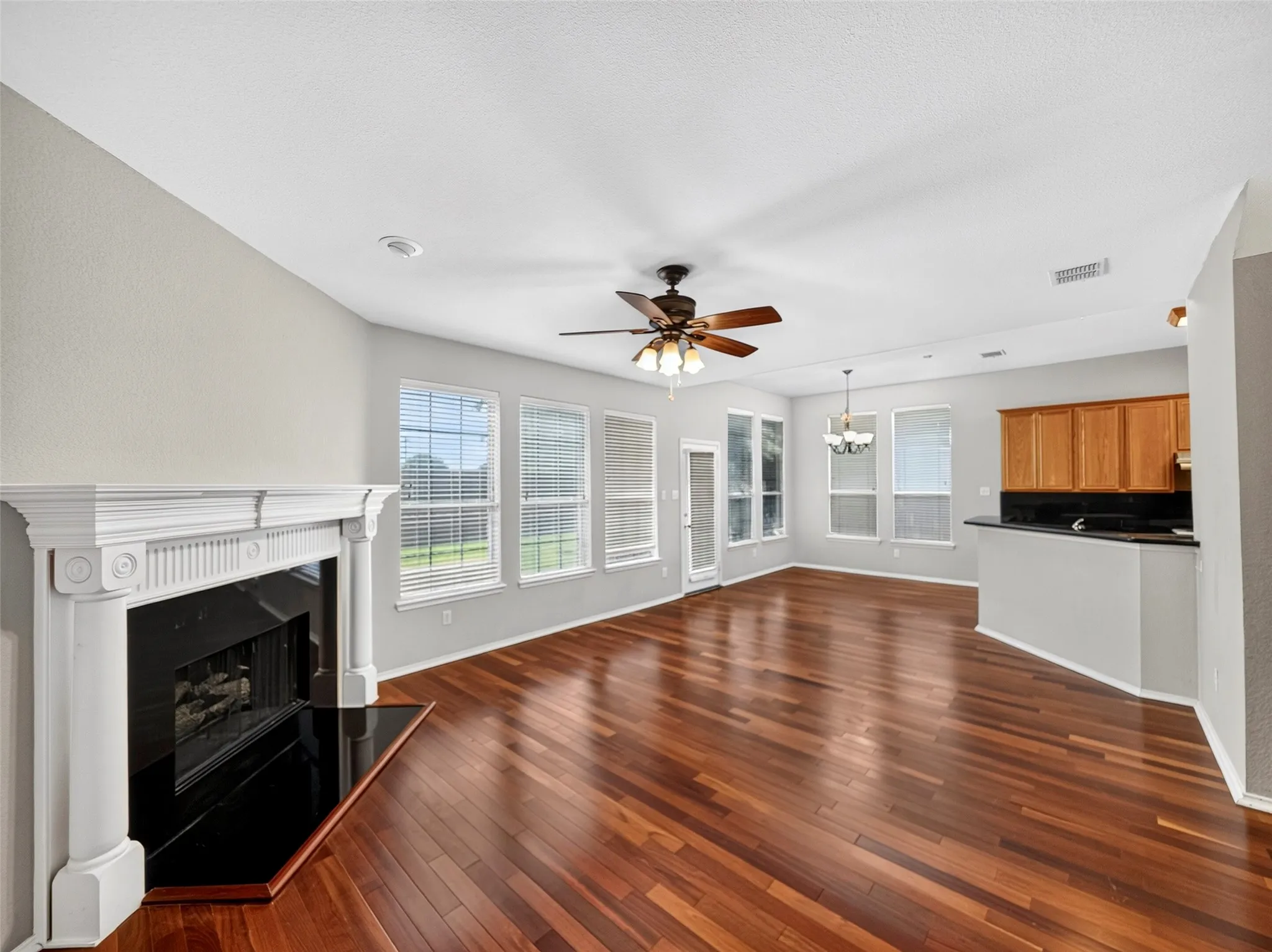 Single Family Residence For Sale in Collin County , 9405 Meyers Canyon Drive, Plano, Texas 75025, 4 Bedroom, 3 Bathroom, 2 Garage spaces, 2,557 Sqft, built in 2001, mls#21352293, Real Estate Agent in Plano, Homes For Sale in Collin county, Homes For Sale in Plano, Realtor in Plano Texas, Real Estate Brokerage Independent Realty Texas, Luminita Cordes Realtor
