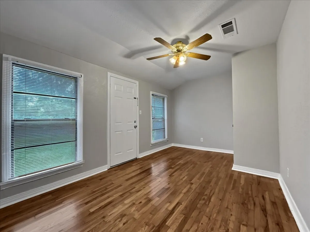Single Family Residence For Sale in Tarrant County , 4929 Donnelly Avenue, Fort Worth, Texas 76107, 3 Bedroom, 1 Bathroom, 1 Garage spaces, 928 Sqft, built in 1950, mls#21353236, Real Estate Agent in Fort Worth, Homes For Sale in Tarrant county, Homes For Sale in Fort Worth, Realtor in Fort Worth Texas, Real Estate Brokerage Independent Realty Texas, Luminita Cordes Realtor