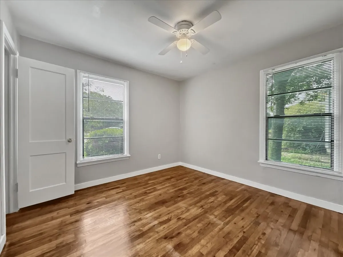 Single Family Residence For Sale in Tarrant County , 4929 Donnelly Avenue, Fort Worth, Texas 76107, 3 Bedroom, 1 Bathroom, 1 Garage spaces, 928 Sqft, built in 1950, mls#21353236, Real Estate Agent in Fort Worth, Homes For Sale in Tarrant county, Homes For Sale in Fort Worth, Realtor in Fort Worth Texas, Real Estate Brokerage Independent Realty Texas, Luminita Cordes Realtor