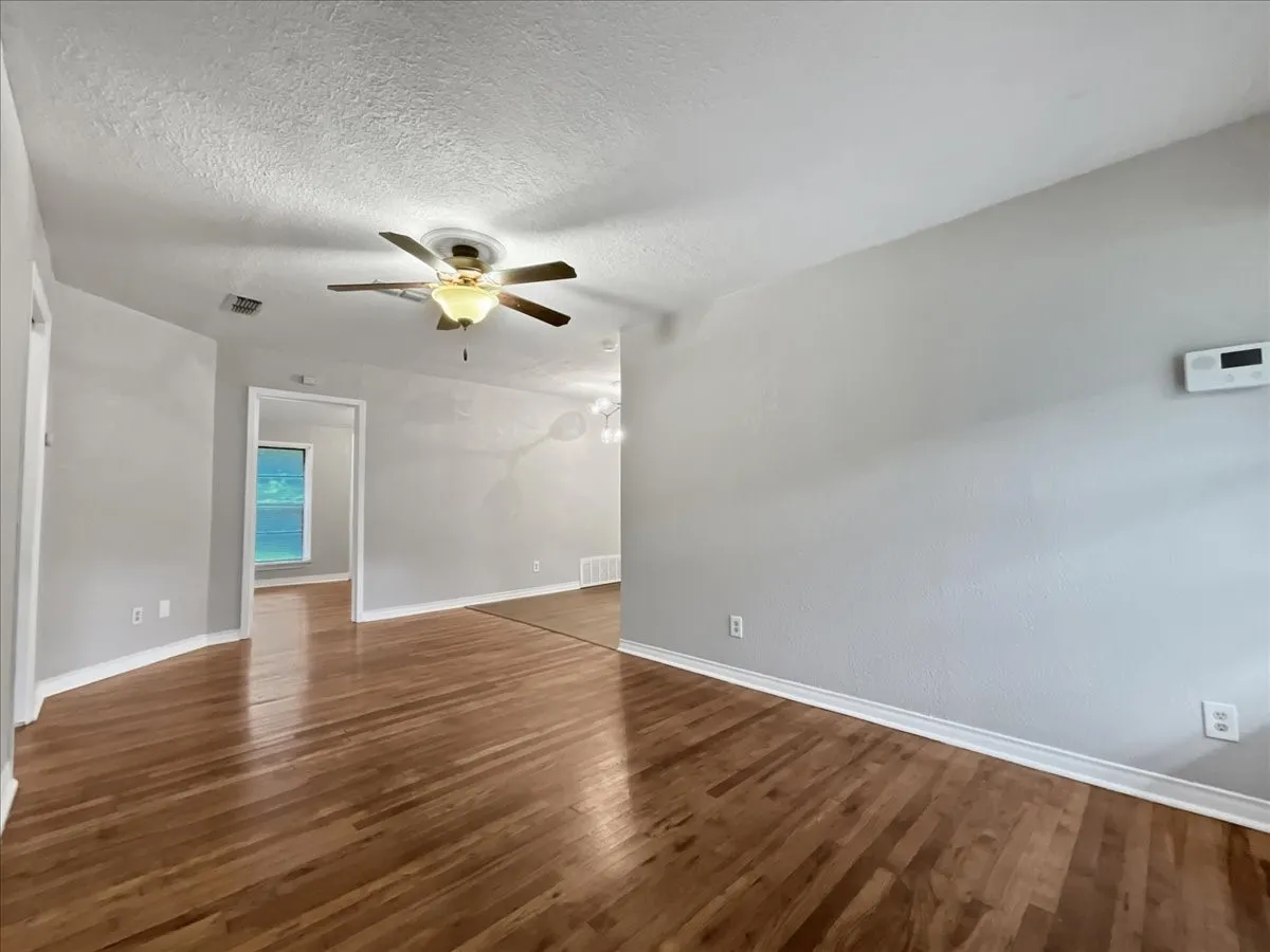 Single Family Residence For Sale in Tarrant County , 4929 Donnelly Avenue, Fort Worth, Texas 76107, 3 Bedroom, 1 Bathroom, 1 Garage spaces, 928 Sqft, built in 1950, mls#21353236, Real Estate Agent in Fort Worth, Homes For Sale in Tarrant county, Homes For Sale in Fort Worth, Realtor in Fort Worth Texas, Real Estate Brokerage Independent Realty Texas, Luminita Cordes Realtor