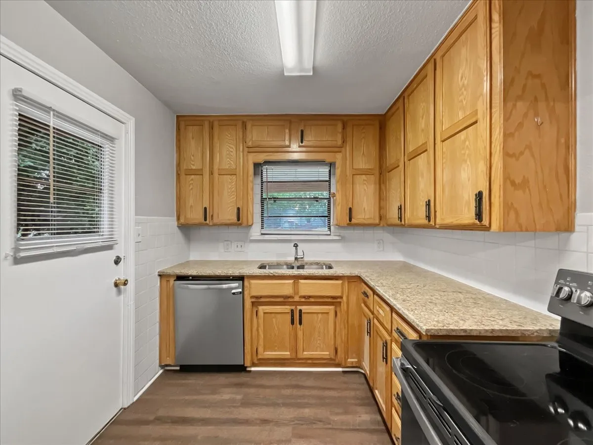 Single Family Residence For Sale in Tarrant County , 4929 Donnelly Avenue, Fort Worth, Texas 76107, 3 Bedroom, 1 Bathroom, 1 Garage spaces, 928 Sqft, built in 1950, mls#21353236, Real Estate Agent in Fort Worth, Homes For Sale in Tarrant county, Homes For Sale in Fort Worth, Realtor in Fort Worth Texas, Real Estate Brokerage Independent Realty Texas, Luminita Cordes Realtor