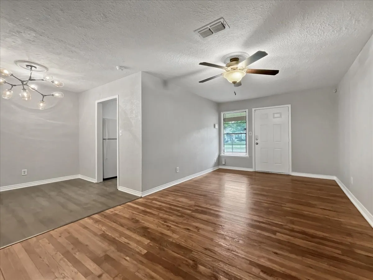 Single Family Residence For Sale in Tarrant County , 4929 Donnelly Avenue, Fort Worth, Texas 76107, 3 Bedroom, 1 Bathroom, 1 Garage spaces, 928 Sqft, built in 1950, mls#21353236, Real Estate Agent in Fort Worth, Homes For Sale in Tarrant county, Homes For Sale in Fort Worth, Realtor in Fort Worth Texas, Real Estate Brokerage Independent Realty Texas, Luminita Cordes Realtor